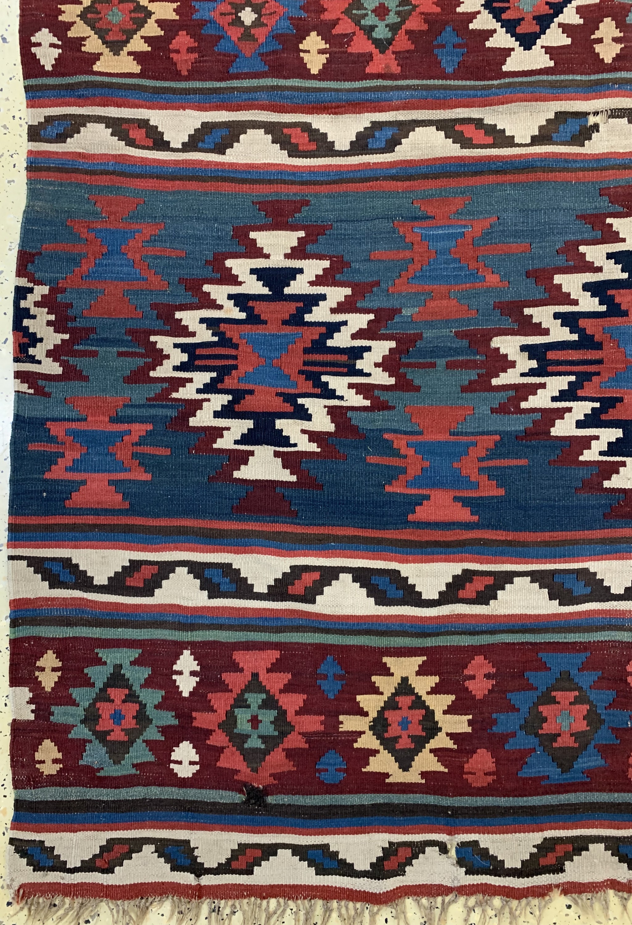 Detail b: Schirwan Kelim antik, Kaukasus, um 1900, Wolle auf Wolle, ca. 415 x 215 cm, EHZ: 2, (kleine Löcher)