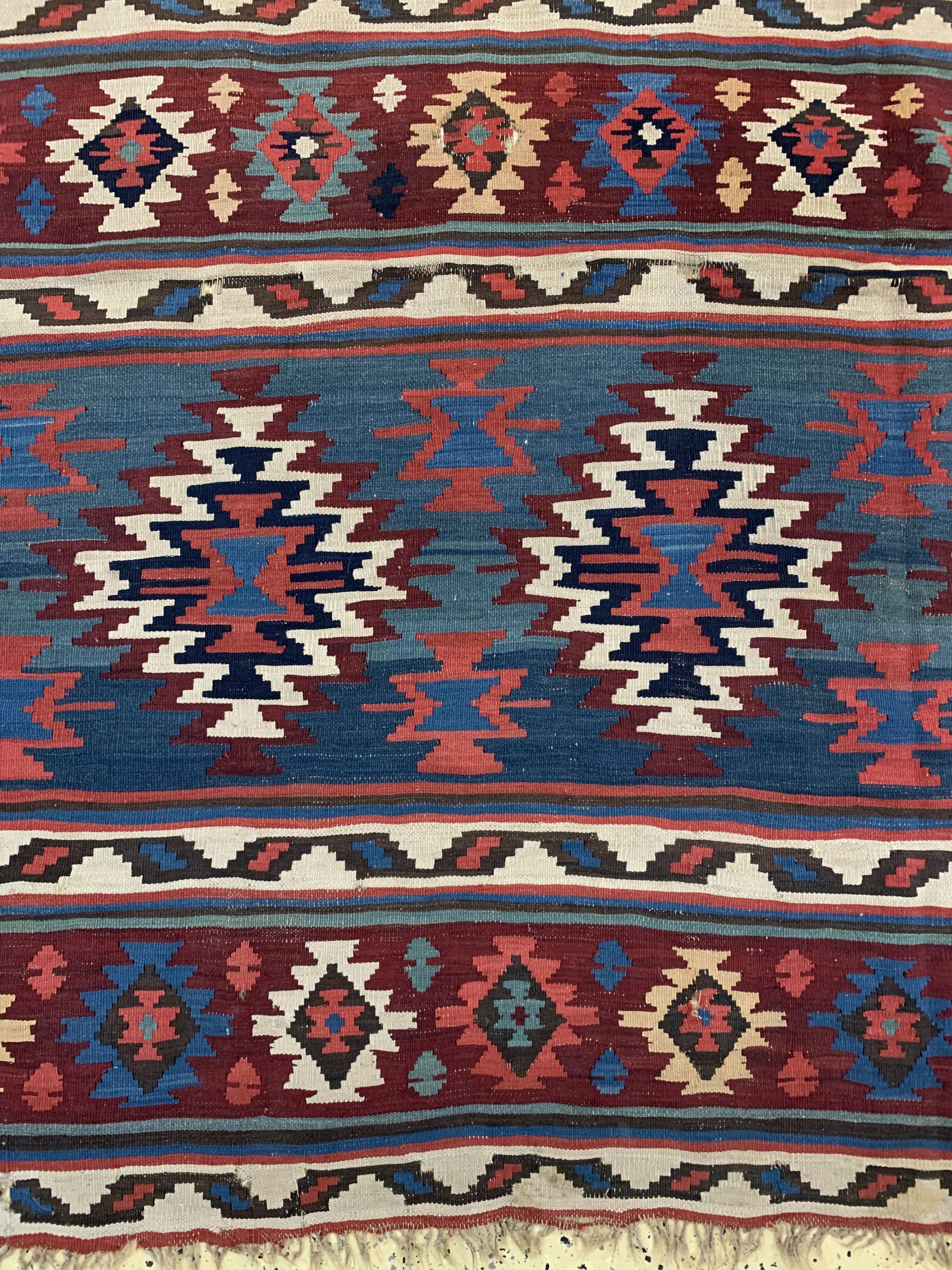 Detail c: Schirwan Kelim antik, Kaukasus, um 1900, Wolle auf Wolle, ca. 415 x 215 cm, EHZ: 2, (kleine Löcher)