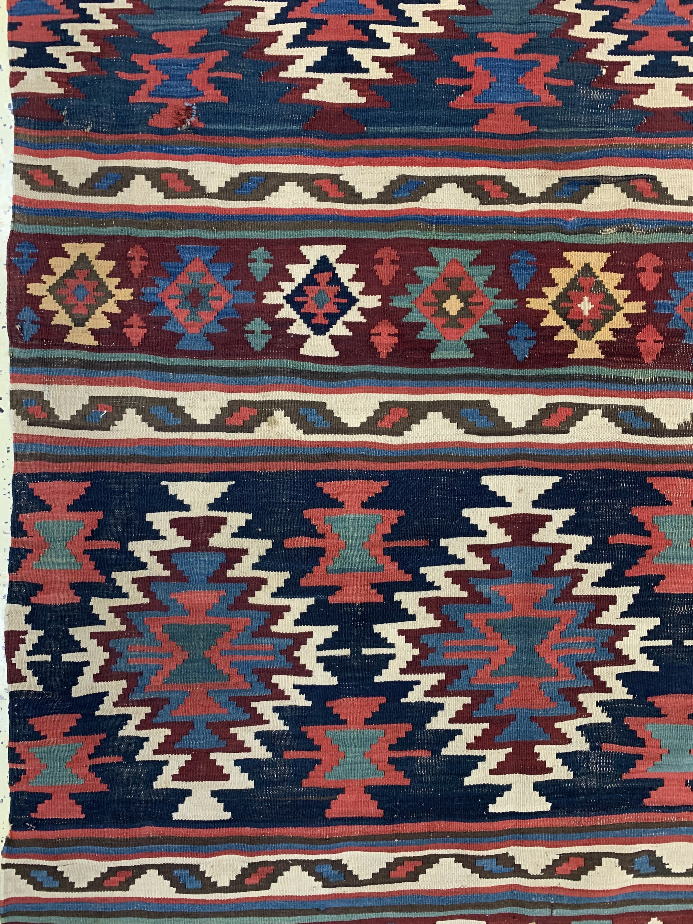 Detail d: Schirwan Kelim antik, Kaukasus, um 1900, Wolle auf Wolle, ca. 415 x 215 cm, EHZ: 2, (kleine Löcher)