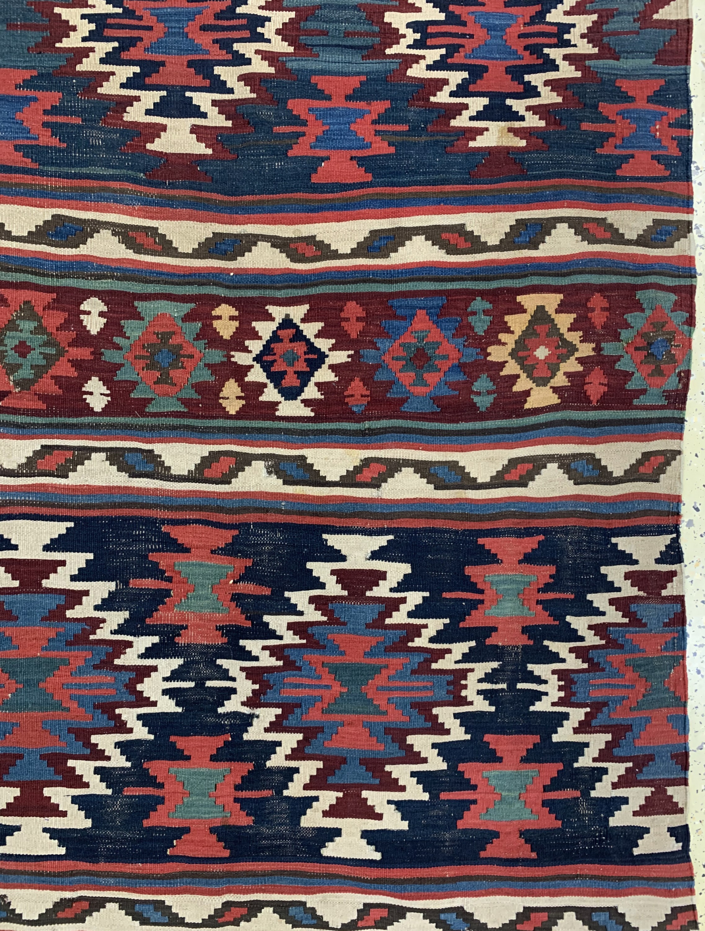 Detail e: Schirwan Kelim antik, Kaukasus, um 1900, Wolle auf Wolle, ca. 415 x 215 cm, EHZ: 2, (kleine Löcher)