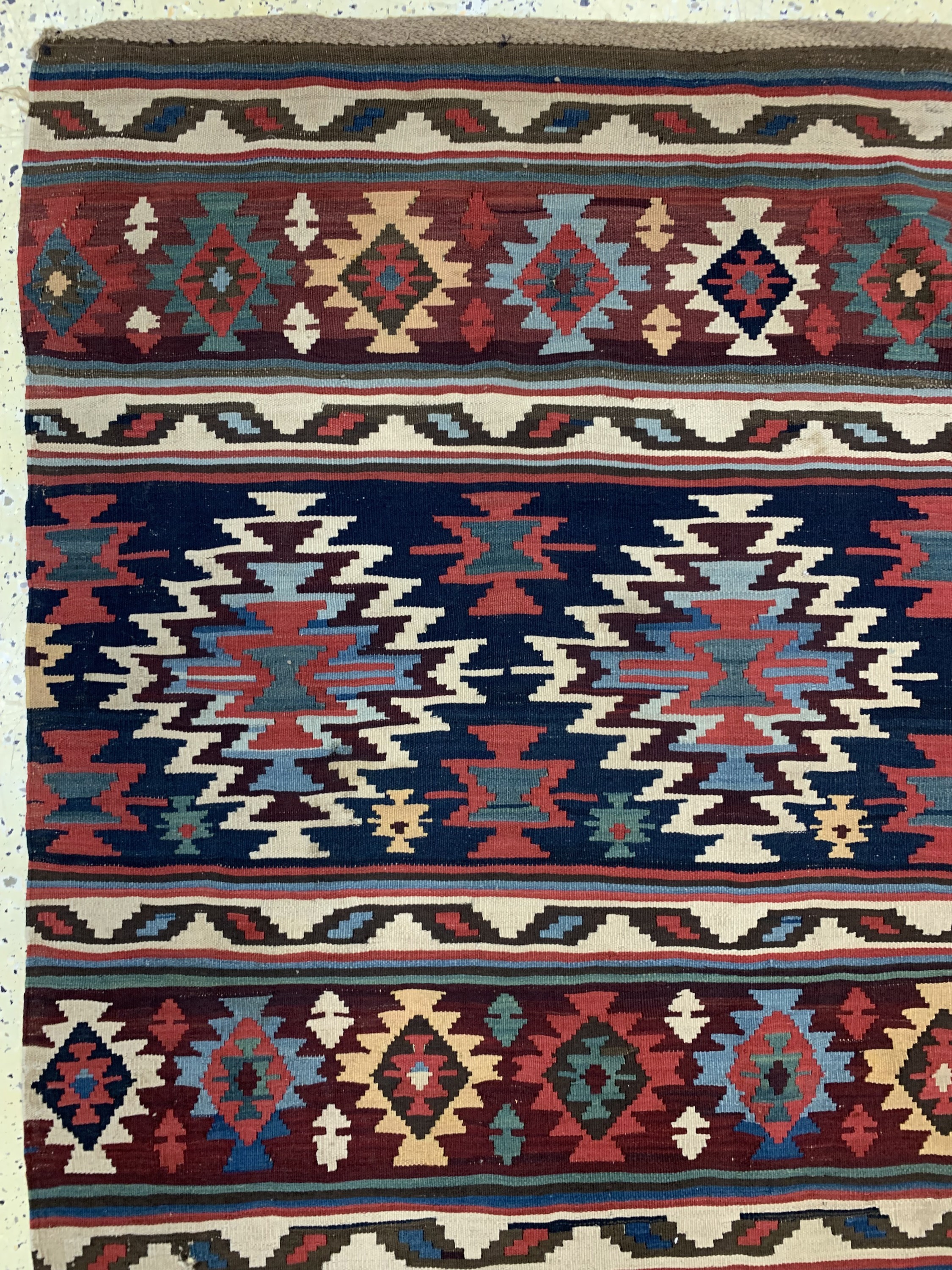Detail f: Schirwan Kelim antik, Kaukasus, um 1900, Wolle auf Wolle, ca. 415 x 215 cm, EHZ: 2, (kleine Löcher)