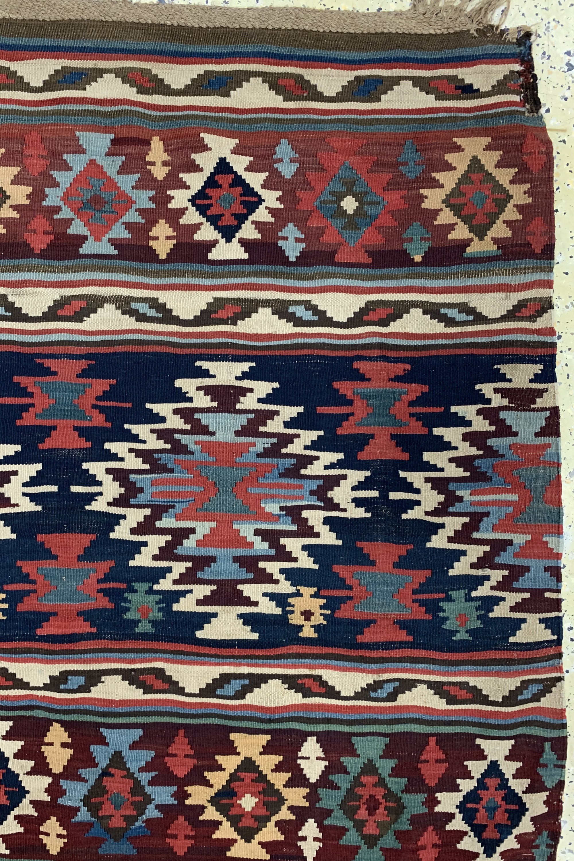 Detail g: Schirwan Kelim antik, Kaukasus, um 1900, Wolle auf Wolle, ca. 415 x 215 cm, EHZ: 2, (kleine Löcher)