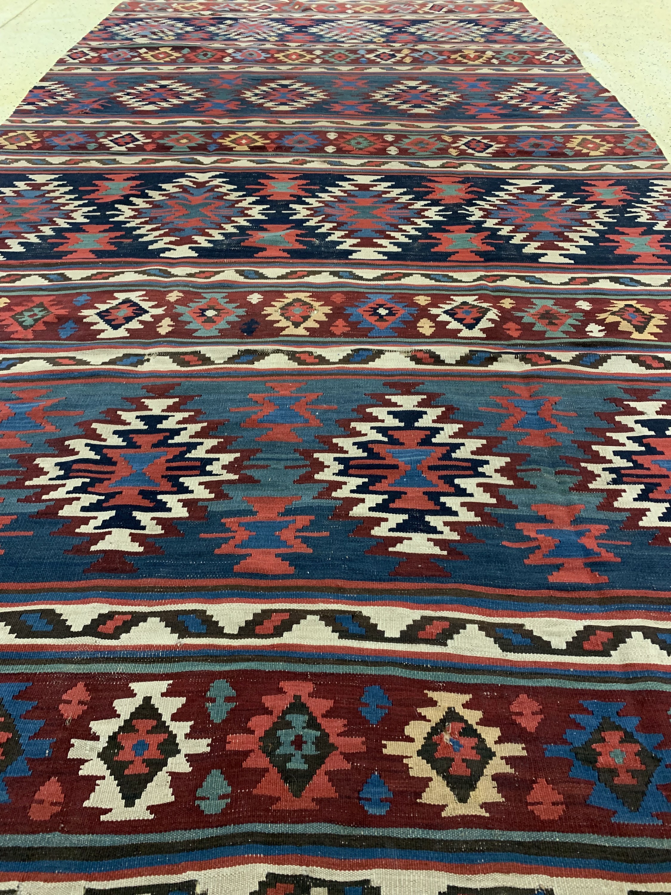Detail h: Schirwan Kelim antik, Kaukasus, um 1900, Wolle auf Wolle, ca. 415 x 215 cm, EHZ: 2, (kleine Löcher)