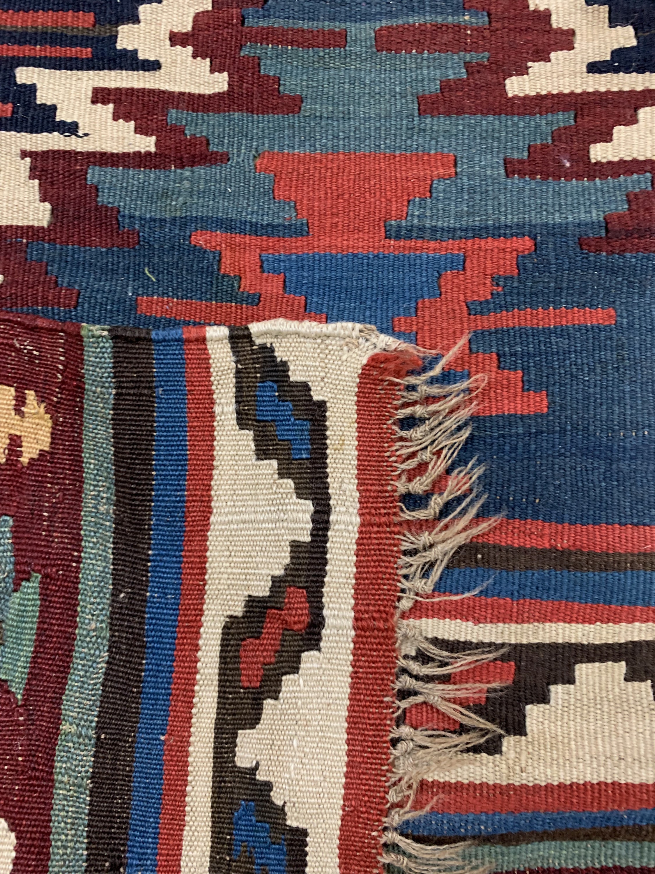Detail i: Schirwan Kelim antik, Kaukasus, um 1900, Wolle auf Wolle, ca. 415 x 215 cm, EHZ: 2, (kleine Löcher)