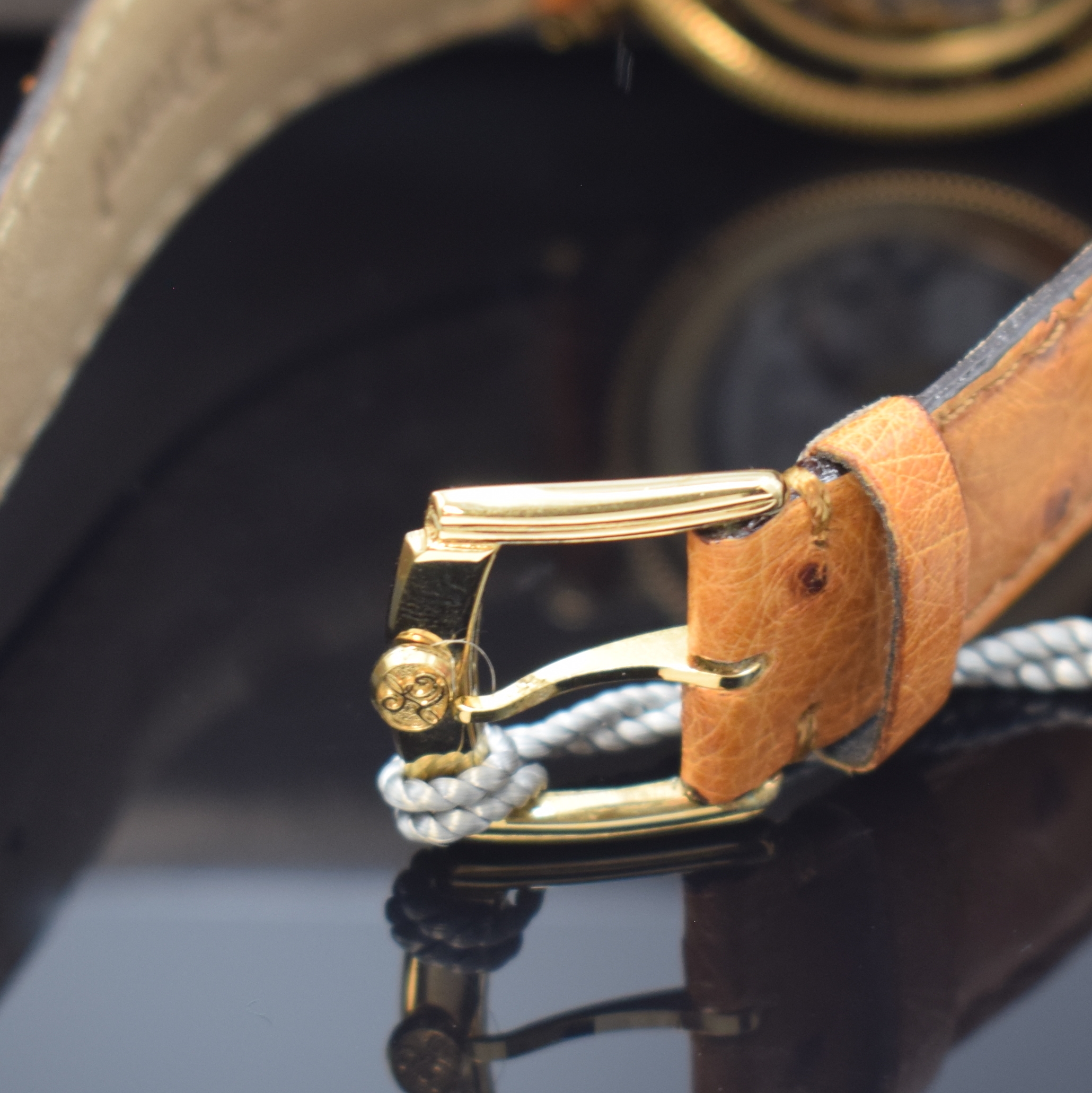Detail b: LOUIS ERARD Herrenarmbanduhr La Longue Ligne, Handaufzug, Schweiz um 1995, verg. Metallgeh. inkl. orig. Lederband m. orig. Dornschl., beids. vergl., ...