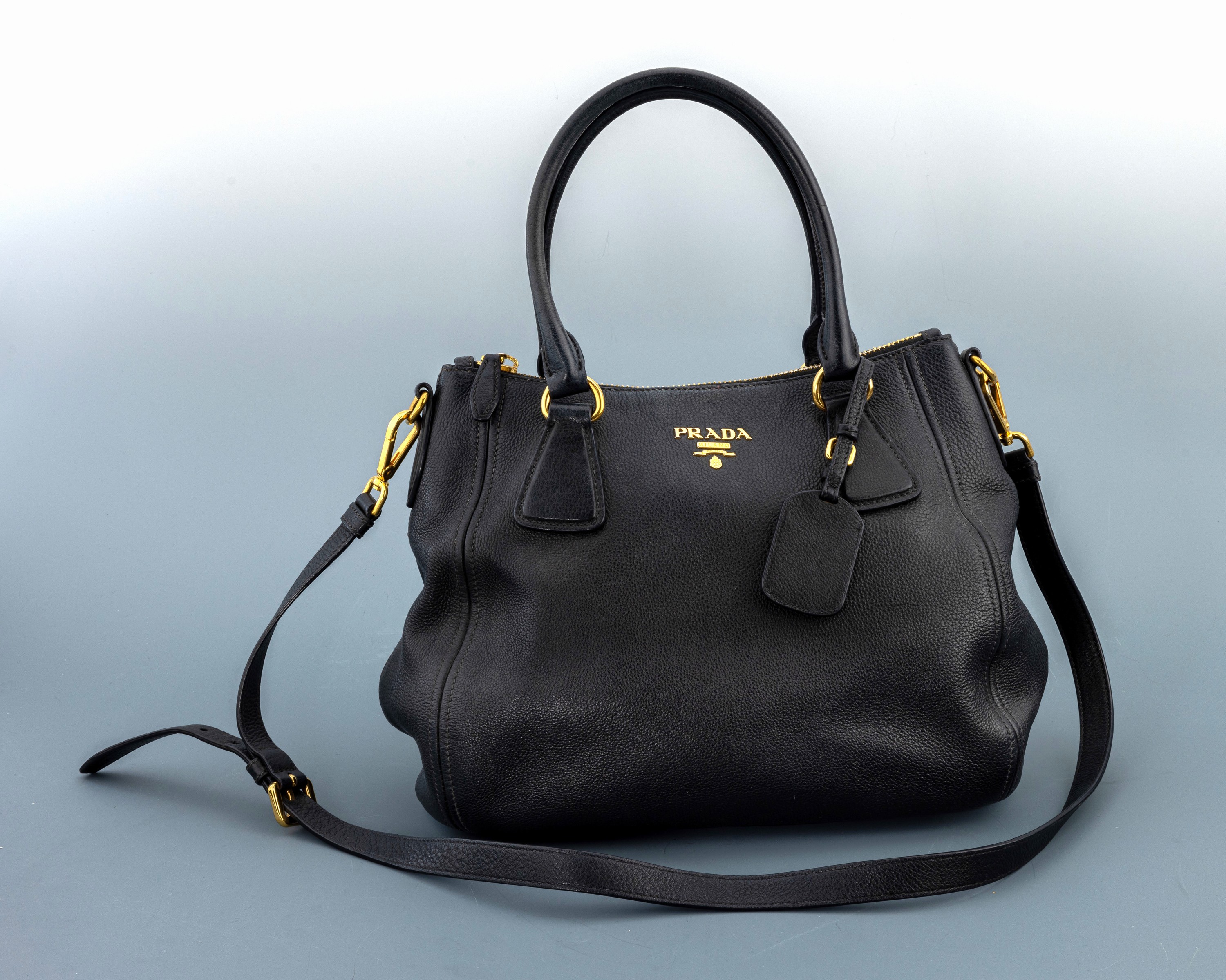 Prada Damenhandtasche, schwarzes Kalbsleder, großes Innenfach mit schwarzem Stoff, PradaSchriftzzug, 2 Seitenfächer 1 x mit Reißver- schluß ...