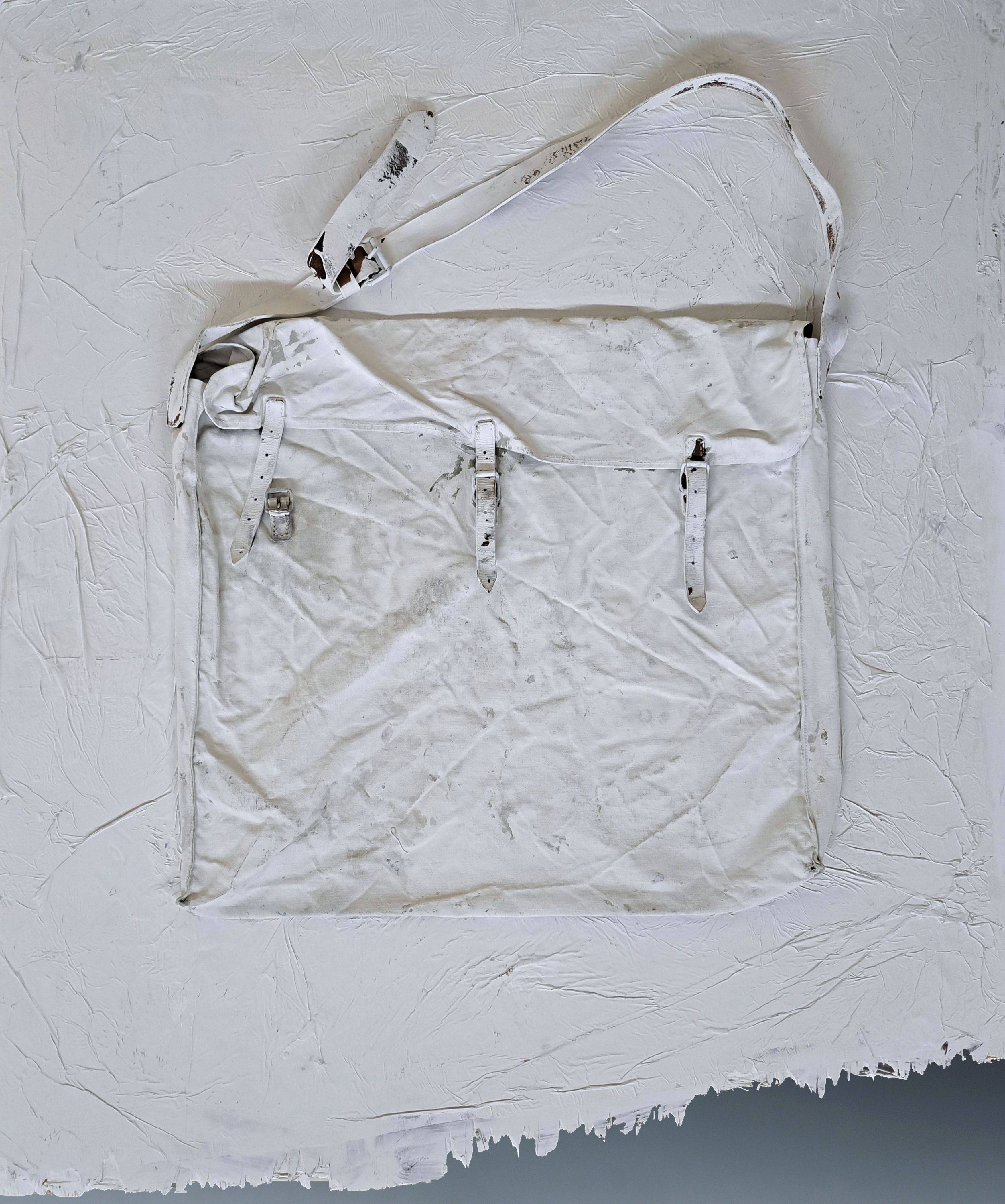 Detail k: Herbert Zangs, 1924-2003 Krefeld. Collage Leinentasche mit Lederriemen 79, Acryl/Leinentasche/Seidenpapier/gebrochene Sperrholzplatte, rechts oben ...