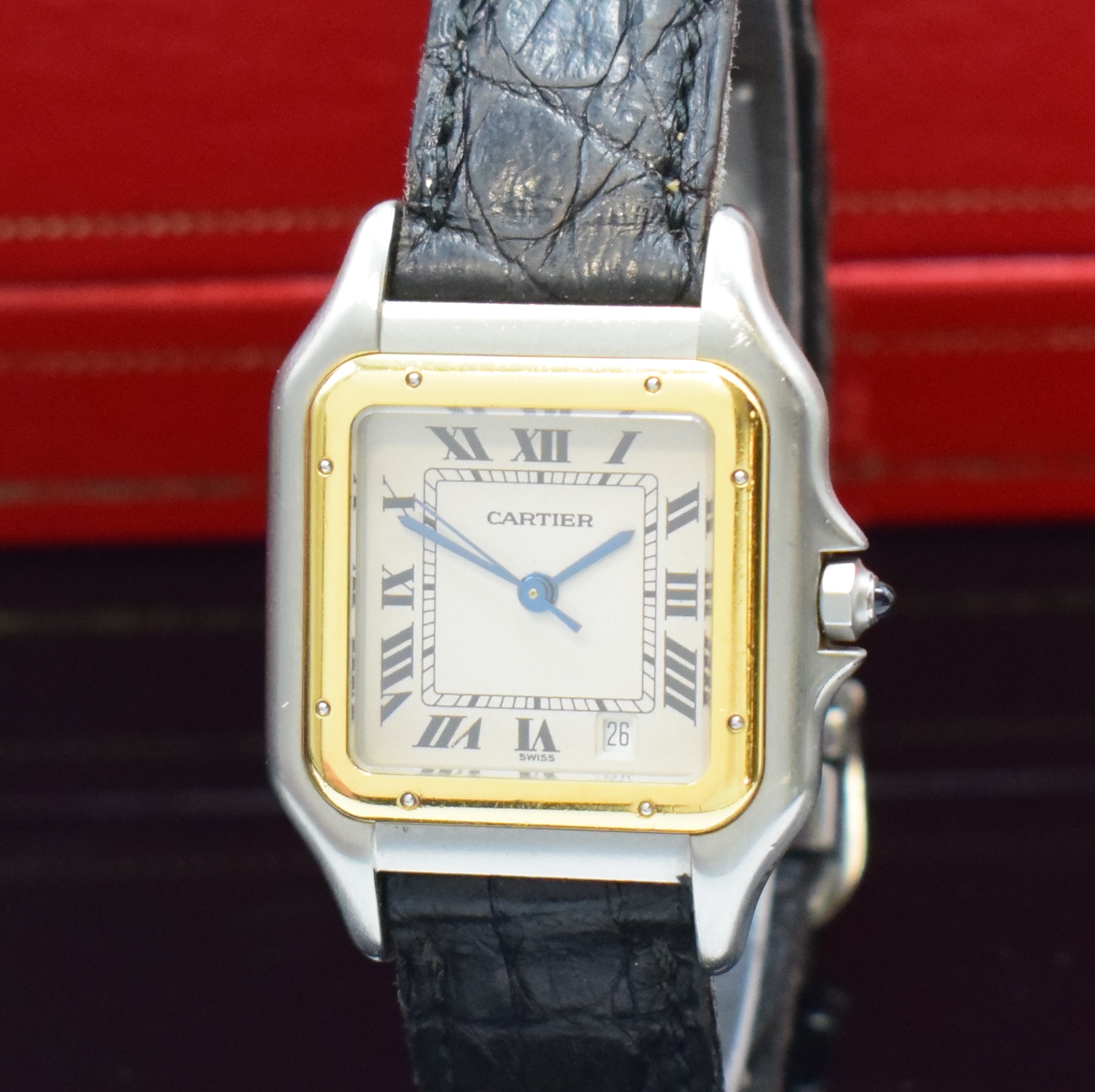 Detail a: CARTIER Panthere Damenarmbanduhr in Stahl/Gold Referenz 1100, quarz, Boden 8-fach verschr., Lederband (zu ers.) m. orig. Faltschl., Schmuckkrone, ...