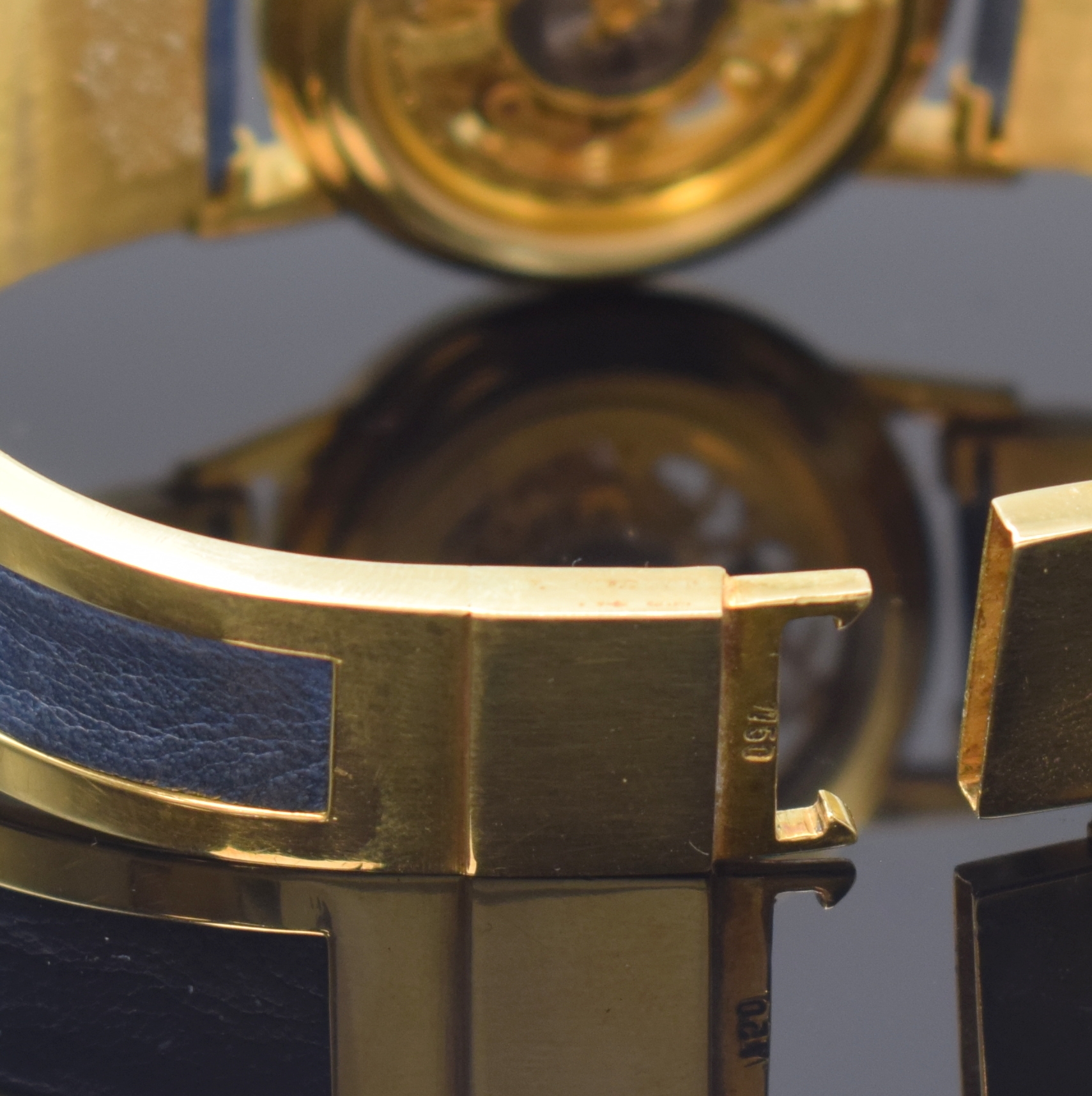 Detail b: Feine, skelettierte Armbanduhr in GG 750/000 an GG 750/000 Armspange, Automatik, 1990er Jahre, beids. vergl., Boden aufgedr., weisser Ziffernring m. ...