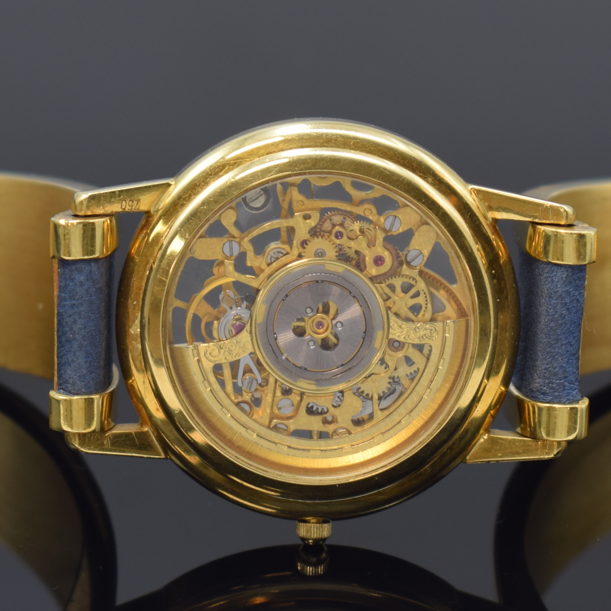 Detail e: Feine, skelettierte Armbanduhr in GG 750/000 an GG 750/000 Armspange, Automatik, 1990er Jahre, beids. vergl., Boden aufgedr., weisser Ziffernring m. ...
