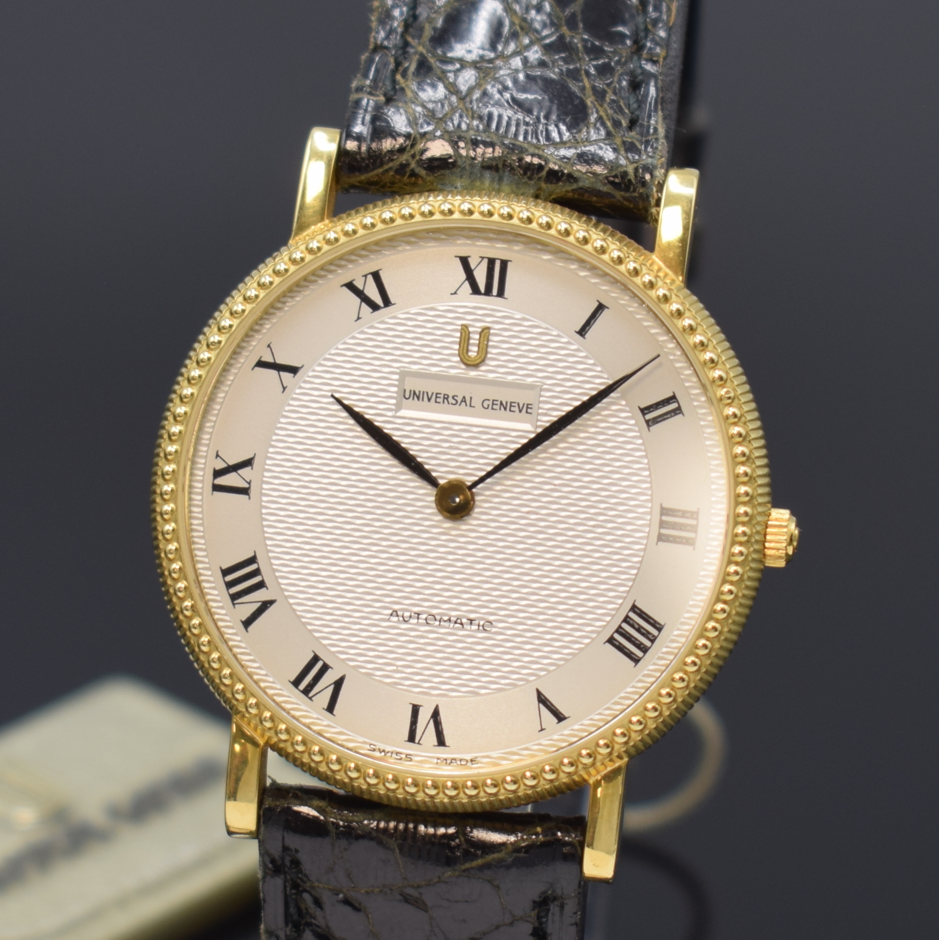 Detail a: UNIVERSAL GENEVE Herrenarmbanduhr in GG 750/000 Referenz 151-11-661, Automatik, Schweiz um 1990, beids. vergl., Boden aufgedr., Perllünette, ...