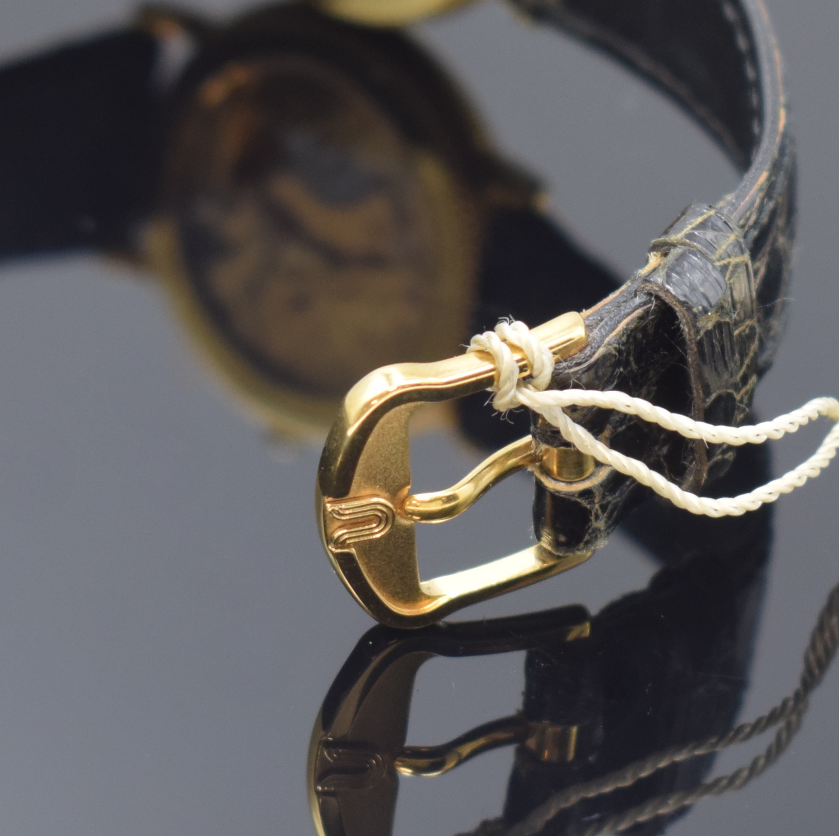 Detail b: UNIVERSAL GENEVE Herrenarmbanduhr in GG 750/000 Referenz 151-11-661, Automatik, Schweiz um 1990, beids. vergl., Boden aufgedr., Perllünette, ...