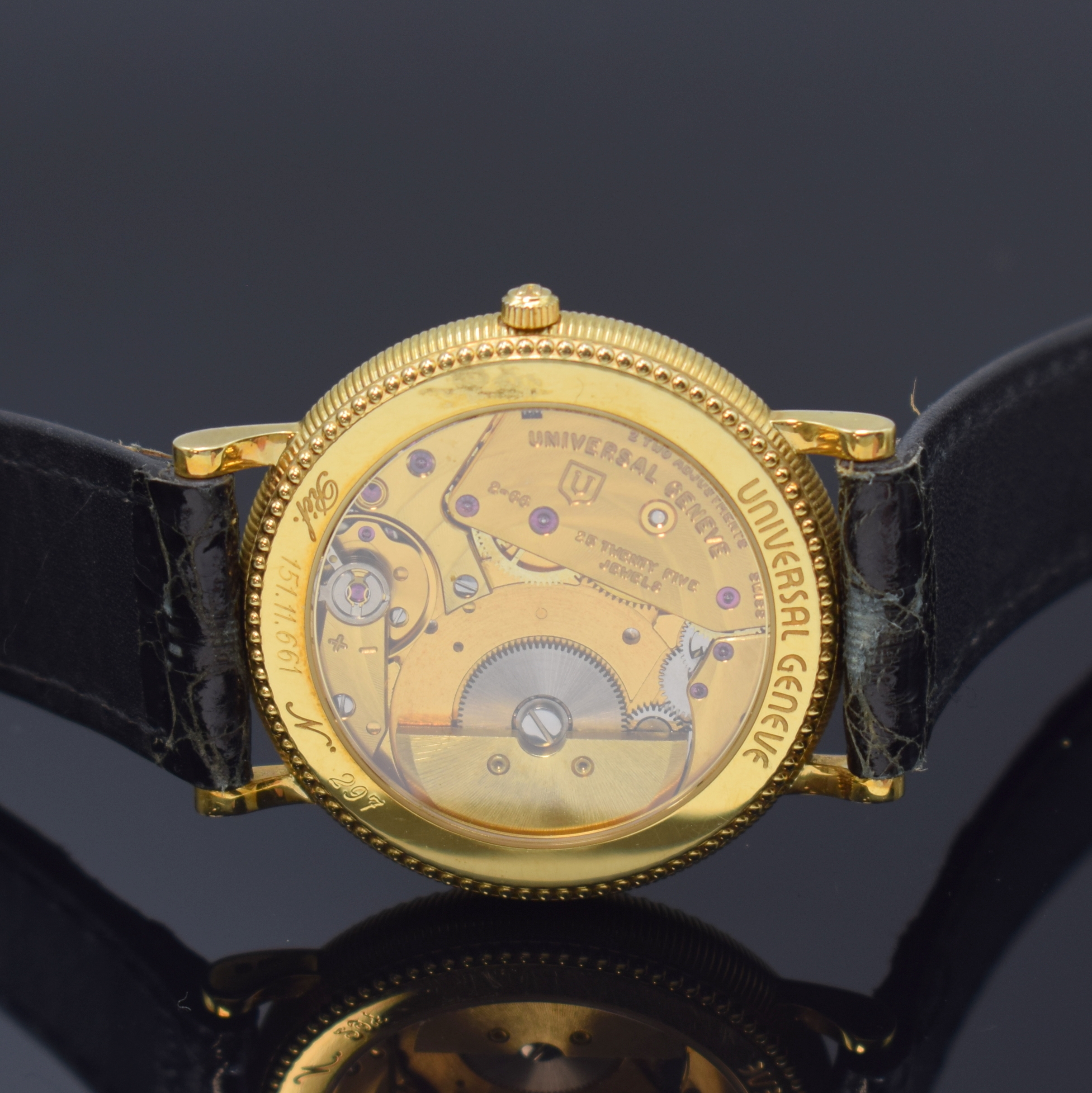Detail d: UNIVERSAL GENEVE Herrenarmbanduhr in GG 750/000 Referenz 151-11-661, Automatik, Schweiz um 1990, beids. vergl., Boden aufgedr., Perllünette, ...