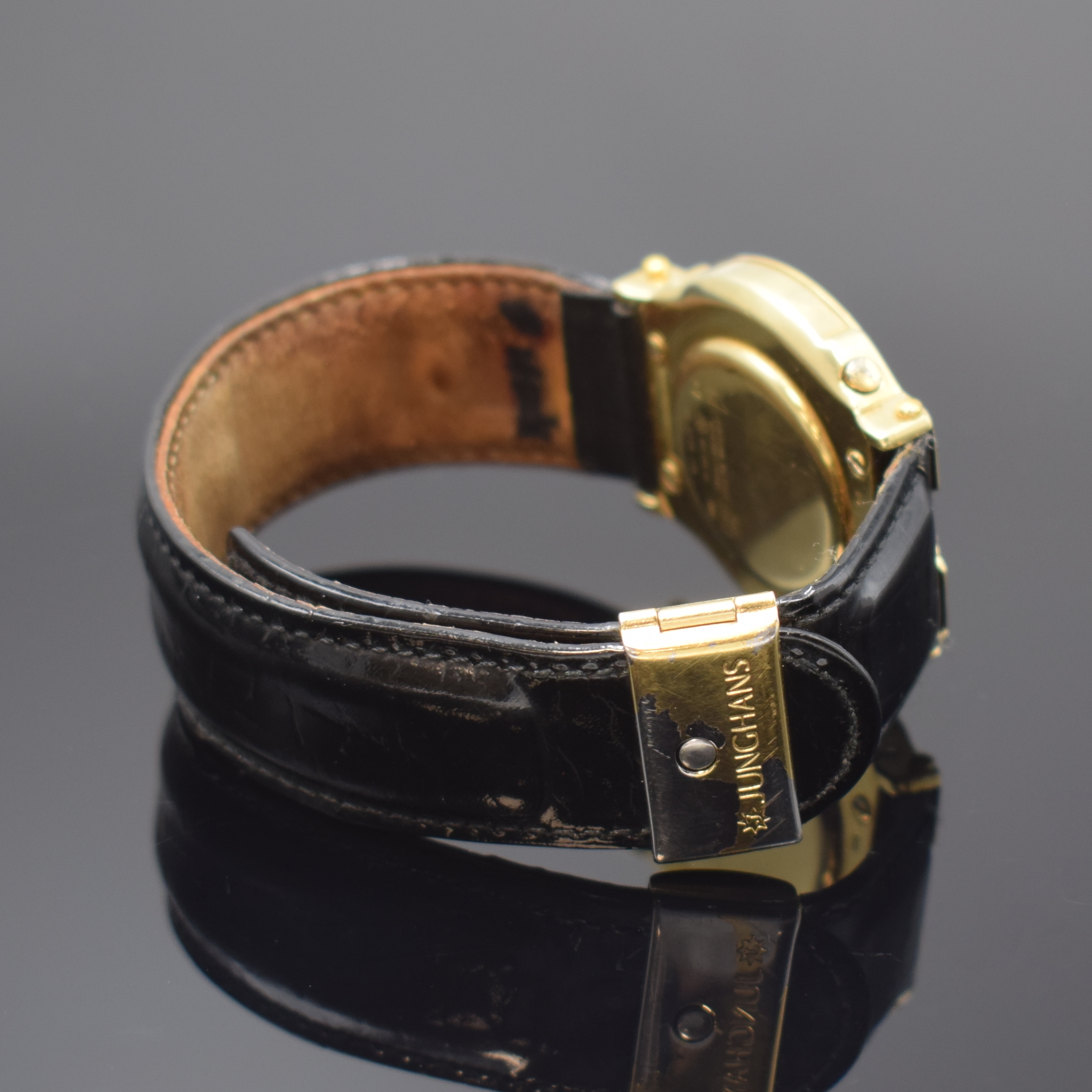Detail a: JUNGHANS MEGA Herren-Funkuhr in GG 585/000 Referenz 259110111, Deutschland um 1995, quarz, massives Geh., Glasrand und Boden mit Widmung aufgedr., ...