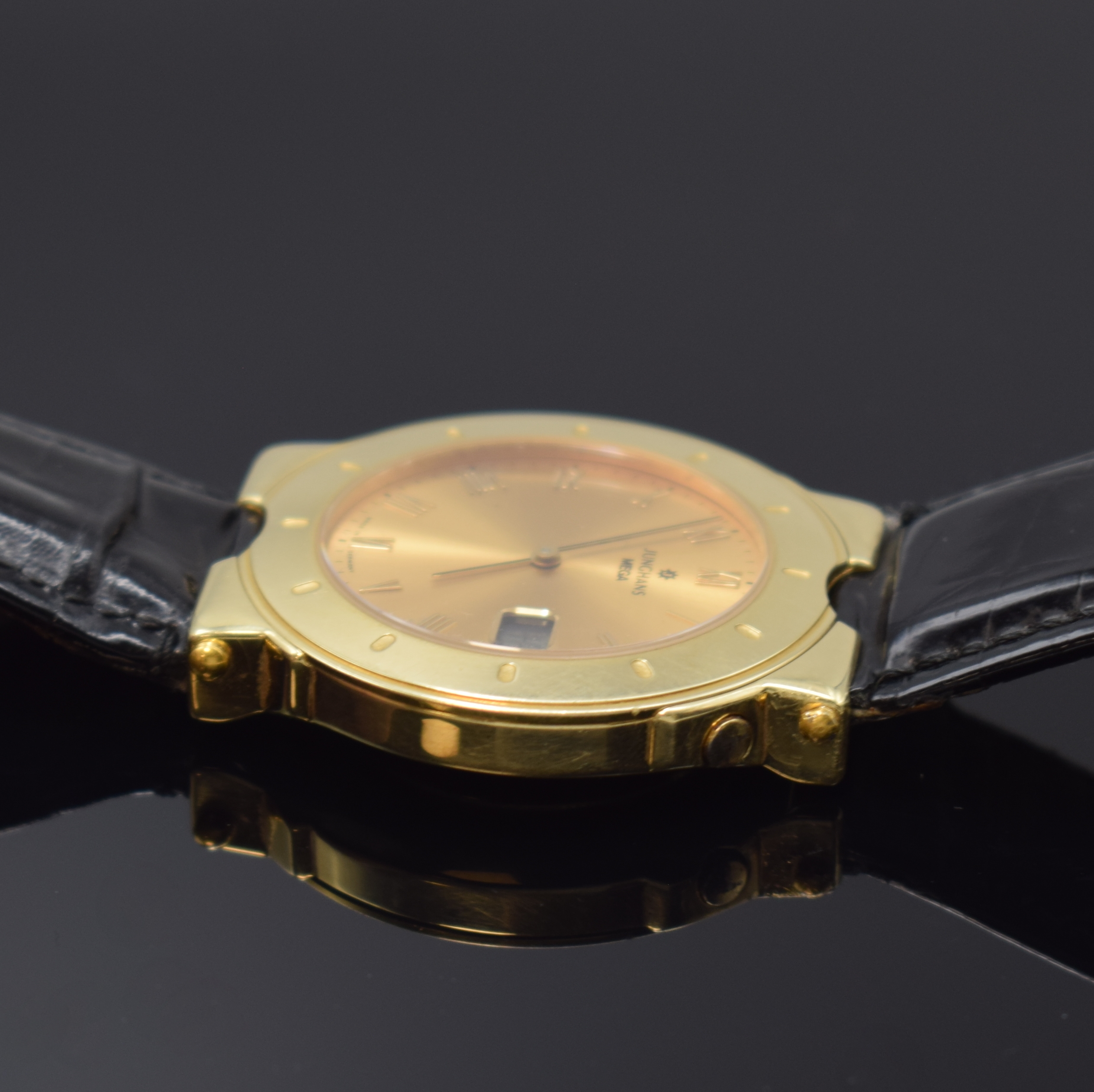 Detail c: JUNGHANS MEGA Herren-Funkuhr in GG 585/000 Referenz 259110111, Deutschland um 1995, quarz, massives Geh., Glasrand und Boden mit Widmung aufgedr., ...