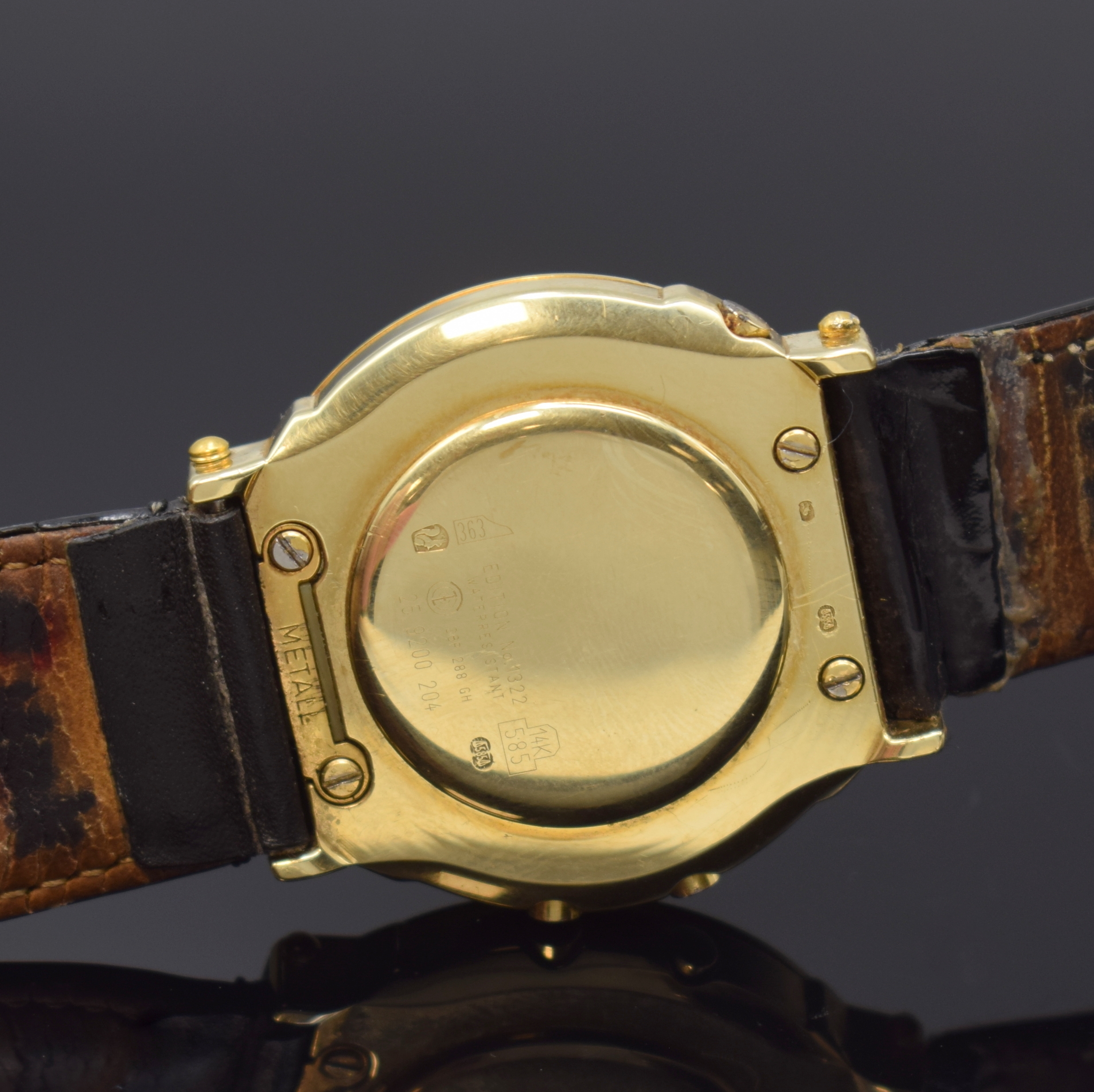 Detail d: JUNGHANS MEGA Herren-Funkuhr in GG 585/000 Referenz 259110111, Deutschland um 1995, quarz, massives Geh., Glasrand und Boden mit Widmung aufgedr., ...