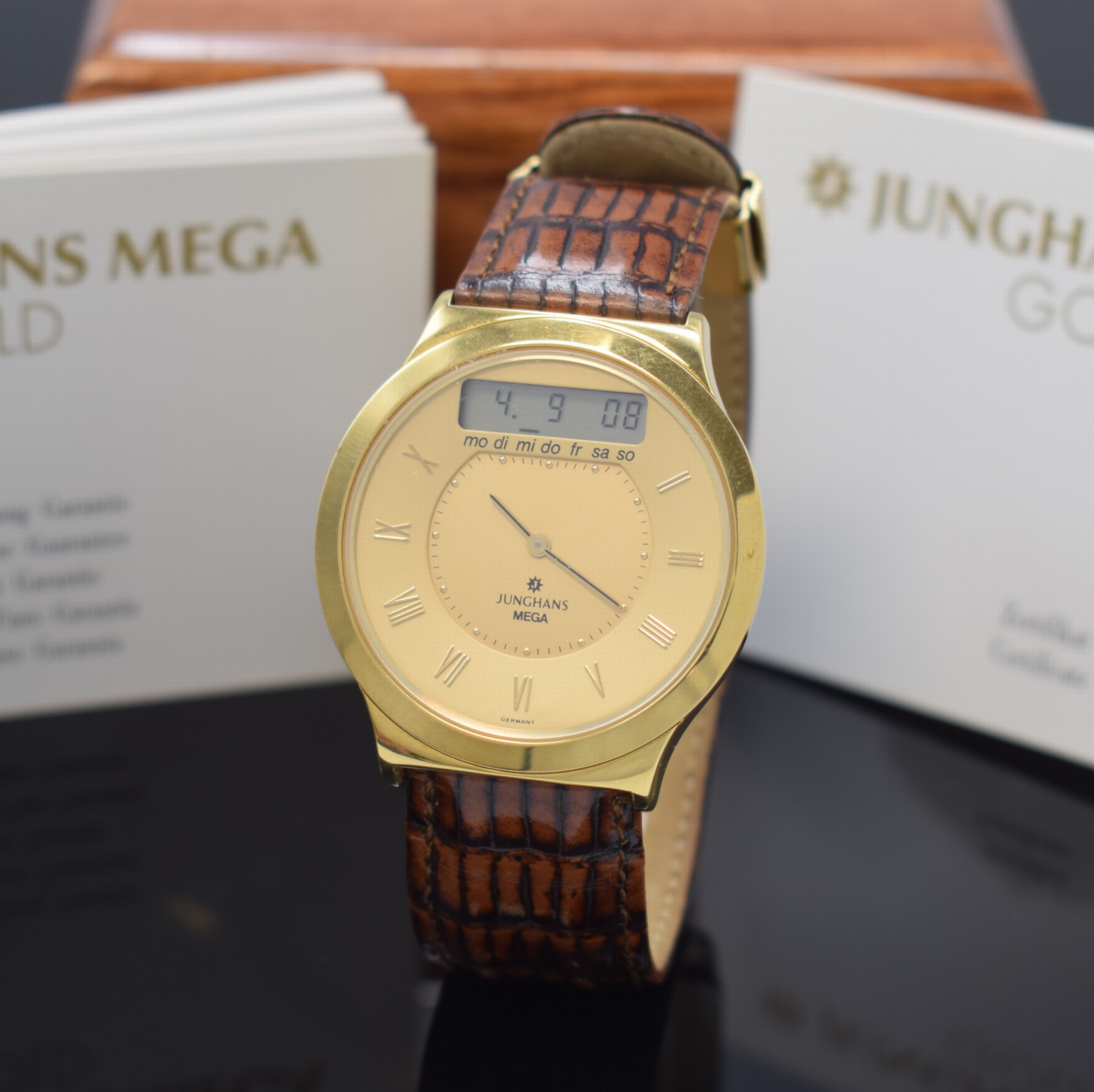 JUNGHANS MEGA Herren-Funkuhr in GG 750/000 Referenz 259111201, Deutschland um 2000, quarz, massives Geh., Boden mit und Glasrand aufgedr., digitale ...