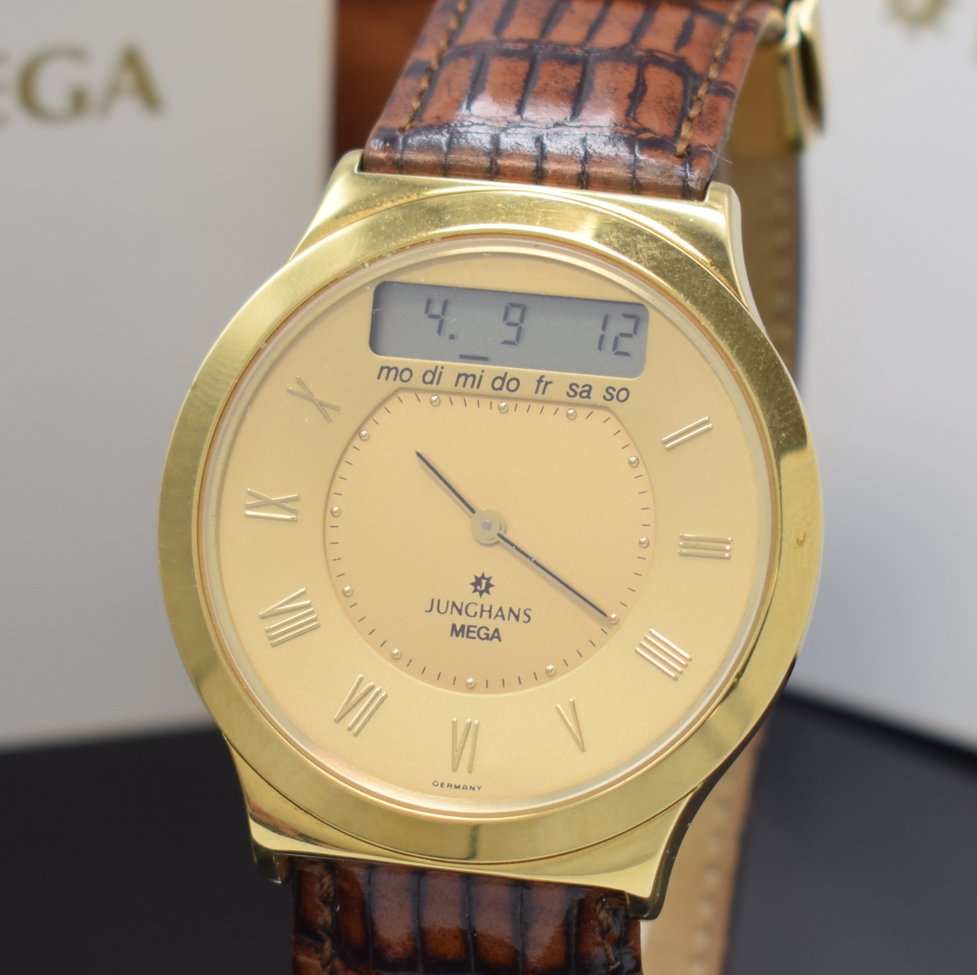 Detail a: JUNGHANS MEGA Herren-Funkuhr in GG 750/000 Referenz 259111201, Deutschland um 2000, quarz, massives Geh., Boden mit und Glasrand aufgedr., digitale ...