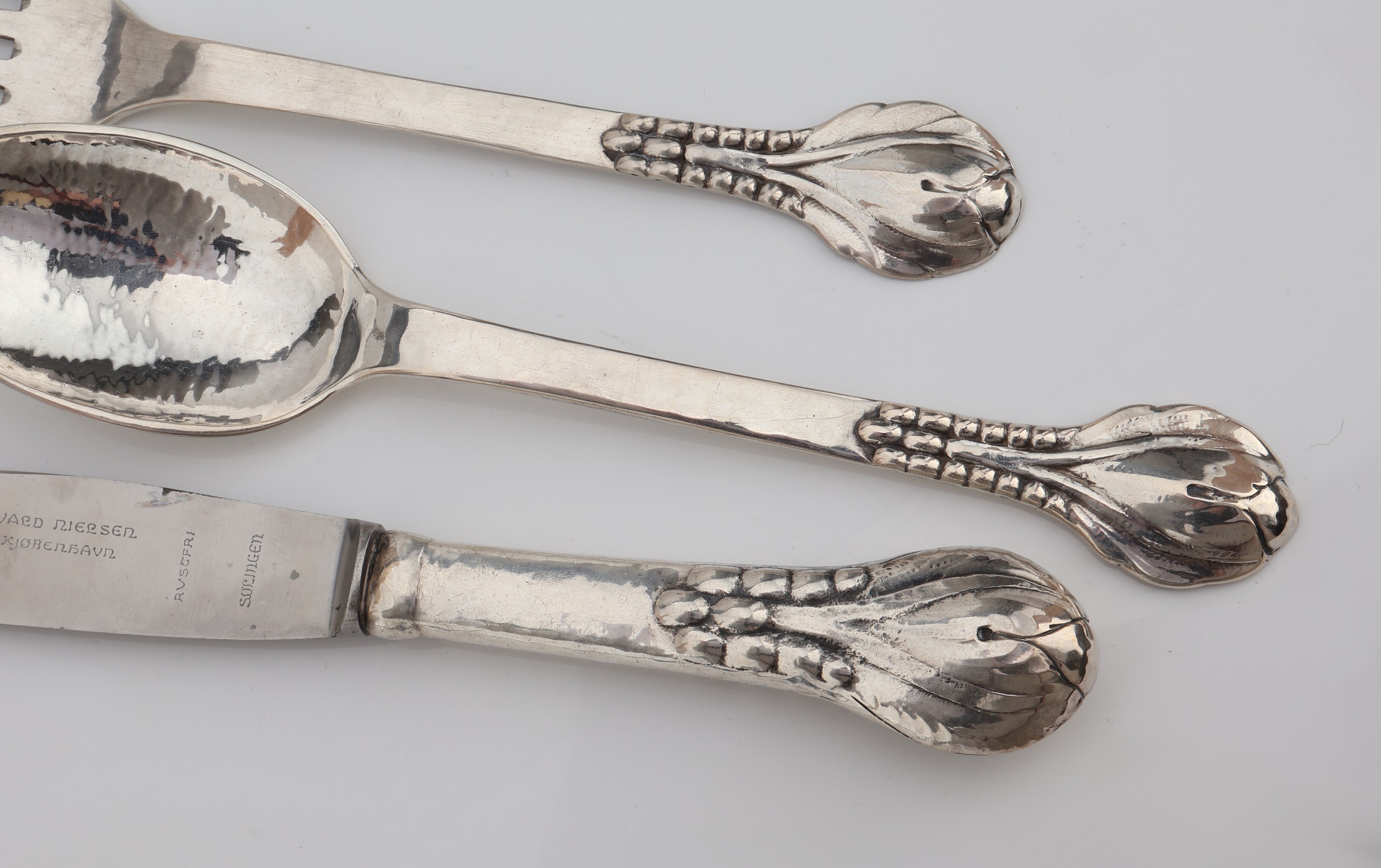 Detail a: EVALD NIELSEN Besteck für 6 Personen, 830erSilber, Dänemark, Modell Nr. 3, florales Dekormit Darstellung einer sich öffnenden Blüte, ...