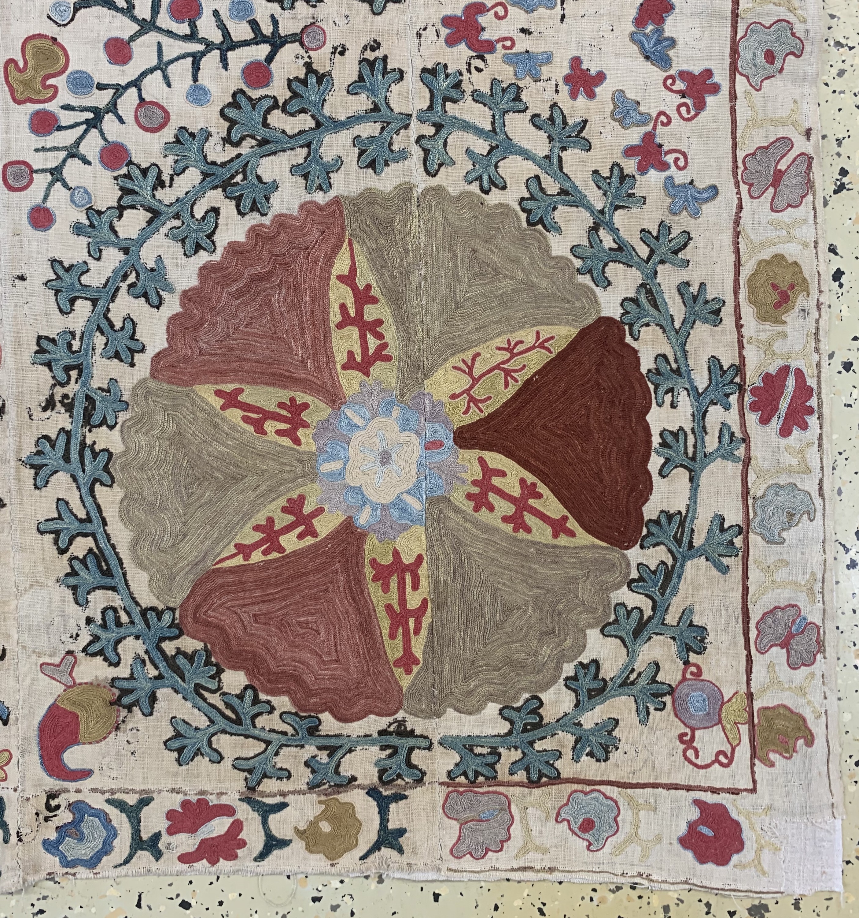 Detail a: Antike"Susani"Stickerei, Uzbekistan, 19.Jhd, Seidenstickerei auf Leinen, ca. 165 x 111 cm, EHZ: 3