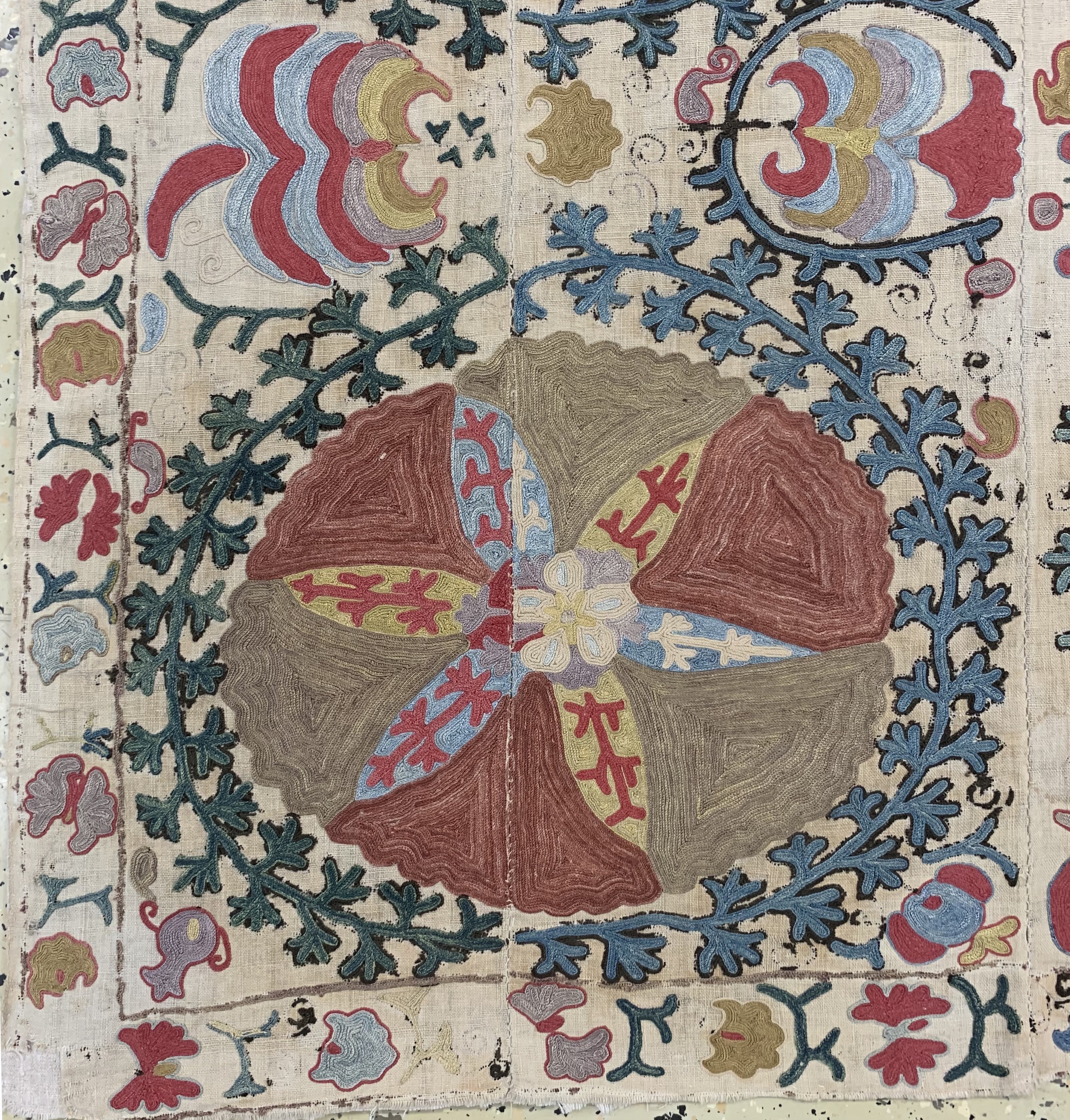 Detail b: Antike"Susani"Stickerei, Uzbekistan, 19.Jhd, Seidenstickerei auf Leinen, ca. 165 x 111 cm, EHZ: 3