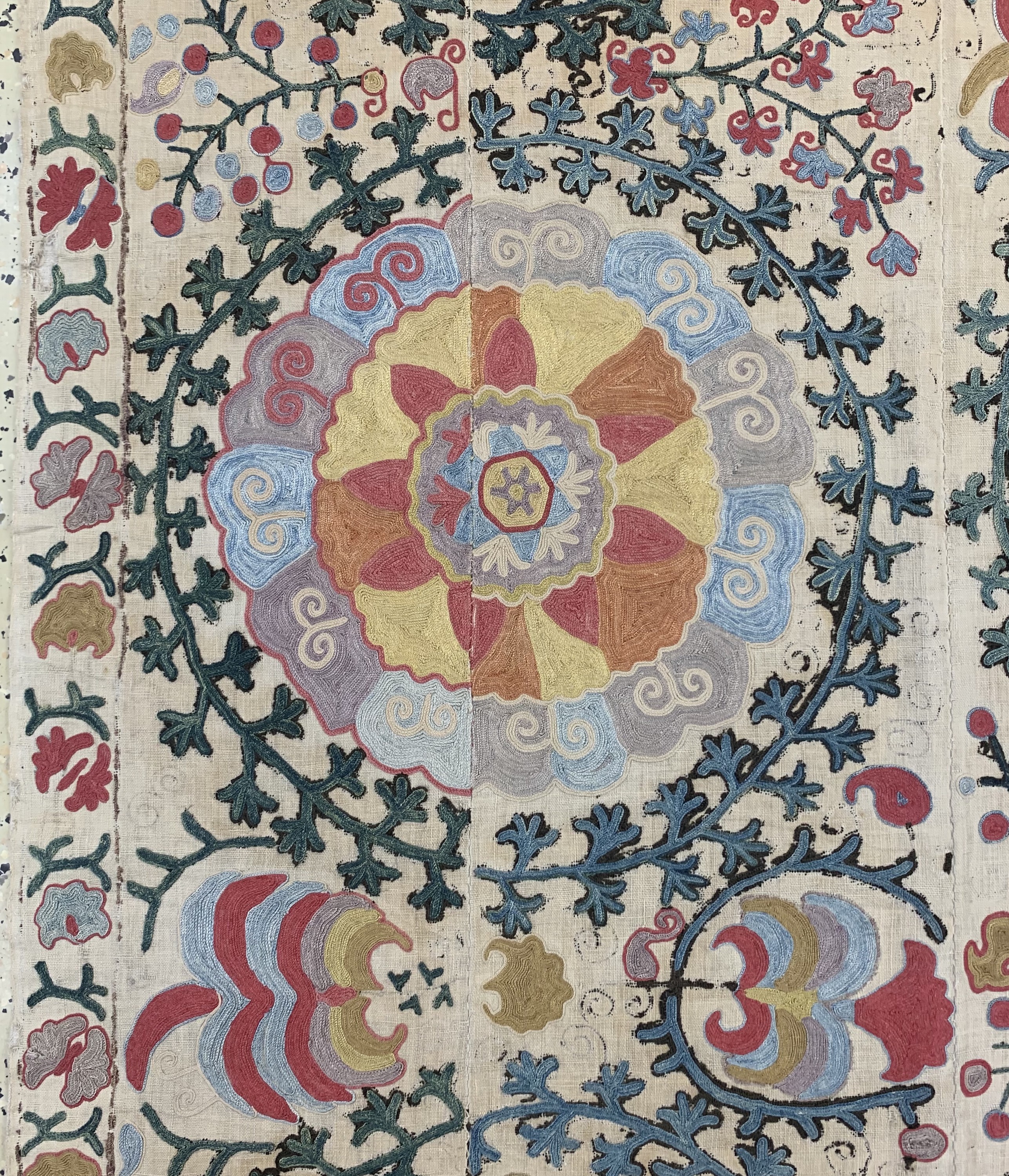 Detail d: Antike"Susani"Stickerei, Uzbekistan, 19.Jhd, Seidenstickerei auf Leinen, ca. 165 x 111 cm, EHZ: 3