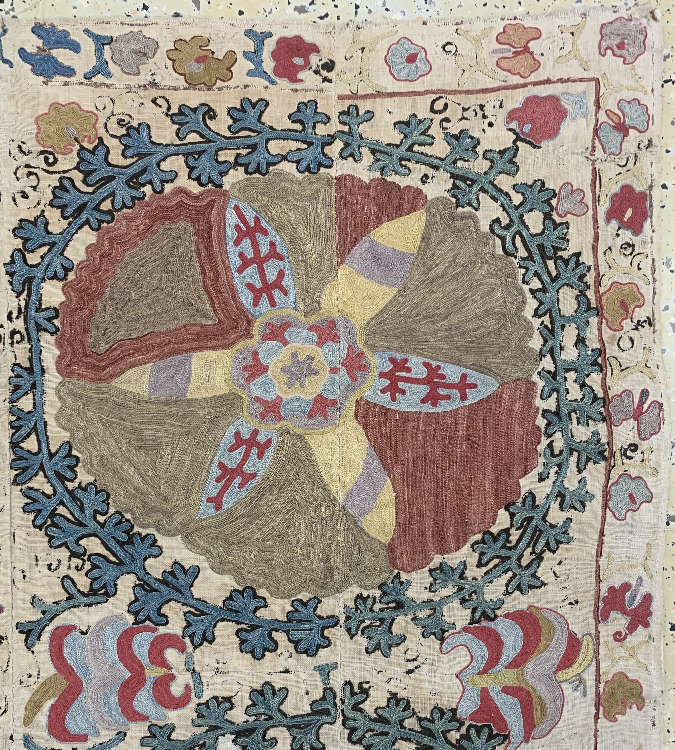 Detail f: Antike"Susani"Stickerei, Uzbekistan, 19.Jhd, Seidenstickerei auf Leinen, ca. 165 x 111 cm, EHZ: 3
