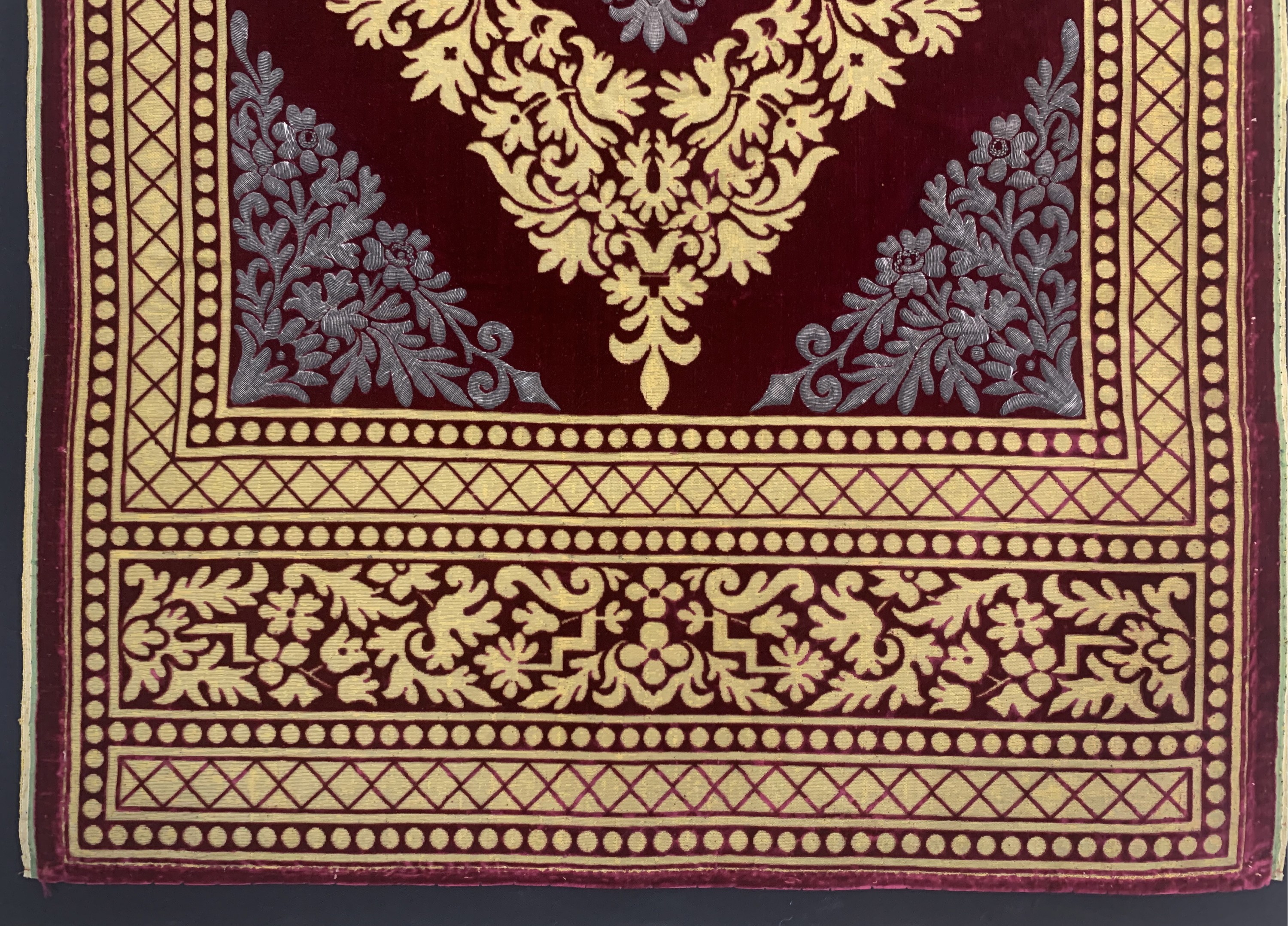 Detail a: Seiden Samt mit Mettalbrokat, Europa, Mitte19.Jhd, Metallstickerei auf Samt, ca. 100 x 60cm, EHZ: 2