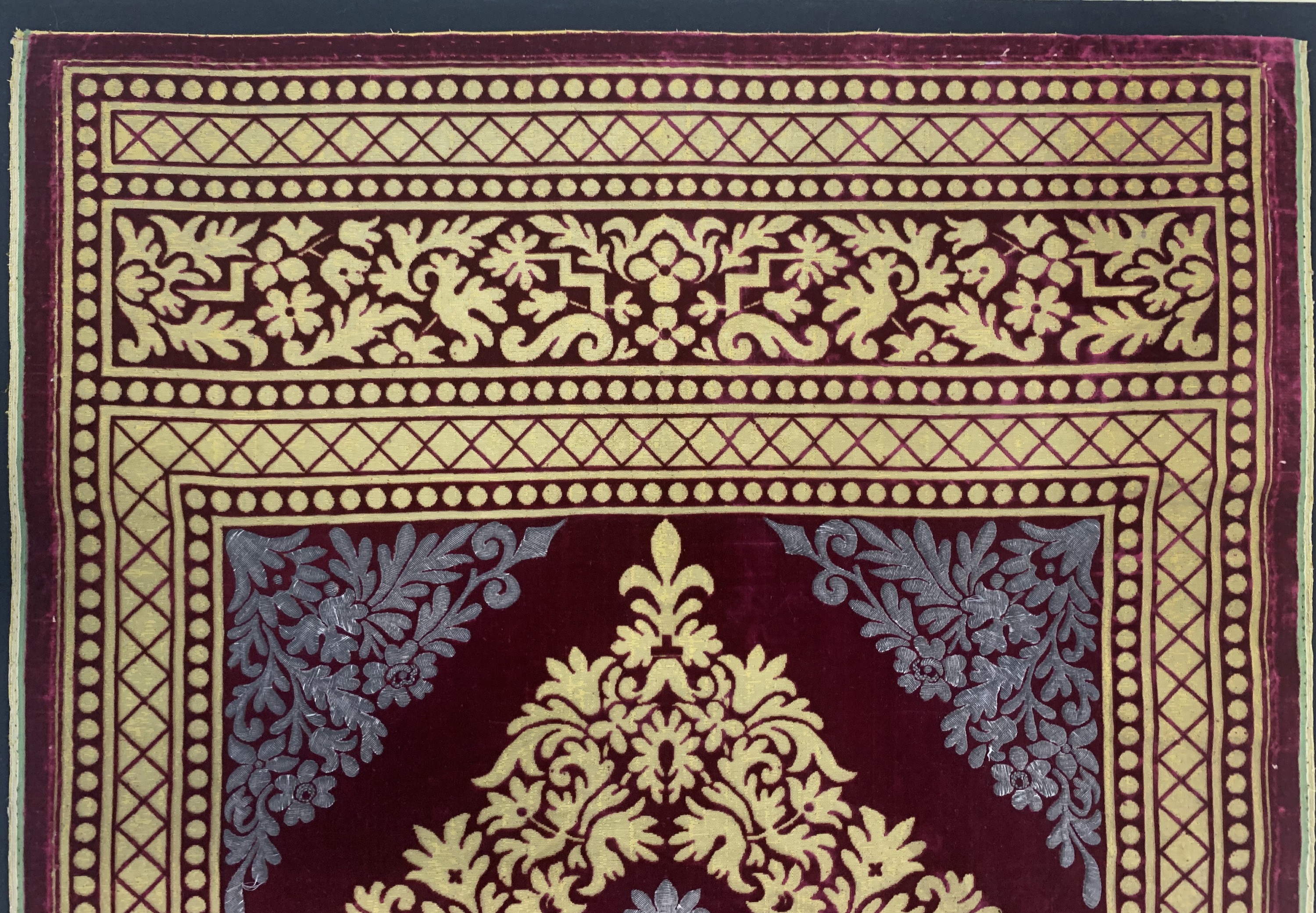Detail b: Seiden Samt mit Mettalbrokat, Europa, Mitte19.Jhd, Metallstickerei auf Samt, ca. 100 x 60cm, EHZ: 2