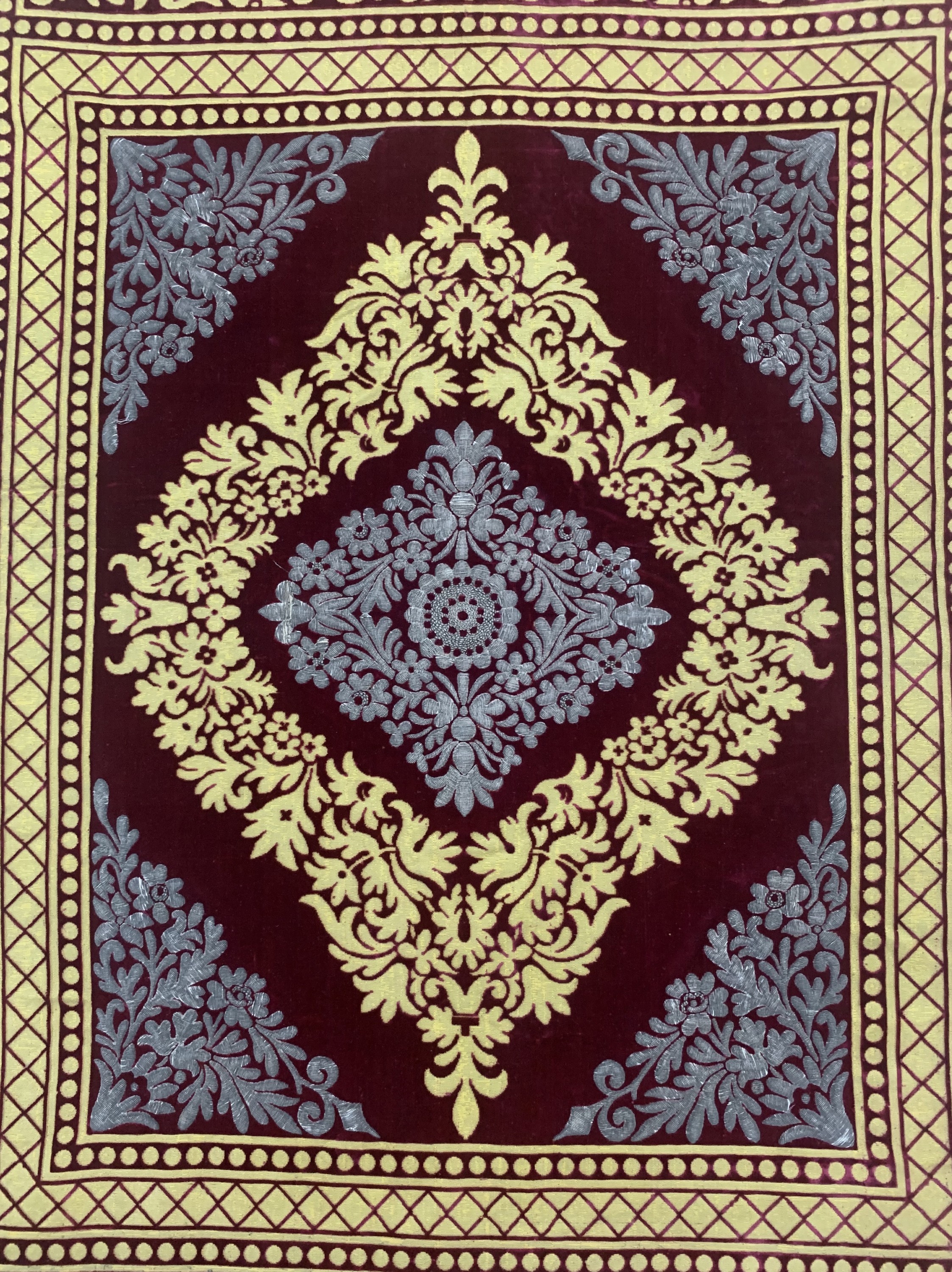 Detail c: Seiden Samt mit Mettalbrokat, Europa, Mitte19.Jhd, Metallstickerei auf Samt, ca. 100 x 60cm, EHZ: 2