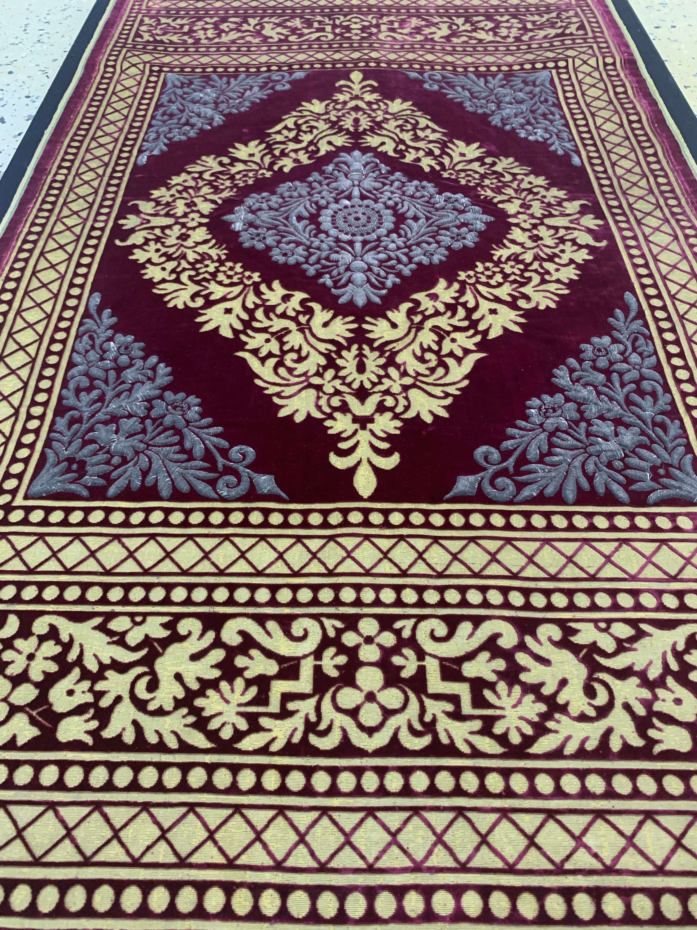 Detail d: Seiden Samt mit Mettalbrokat, Europa, Mitte19.Jhd, Metallstickerei auf Samt, ca. 100 x 60cm, EHZ: 2