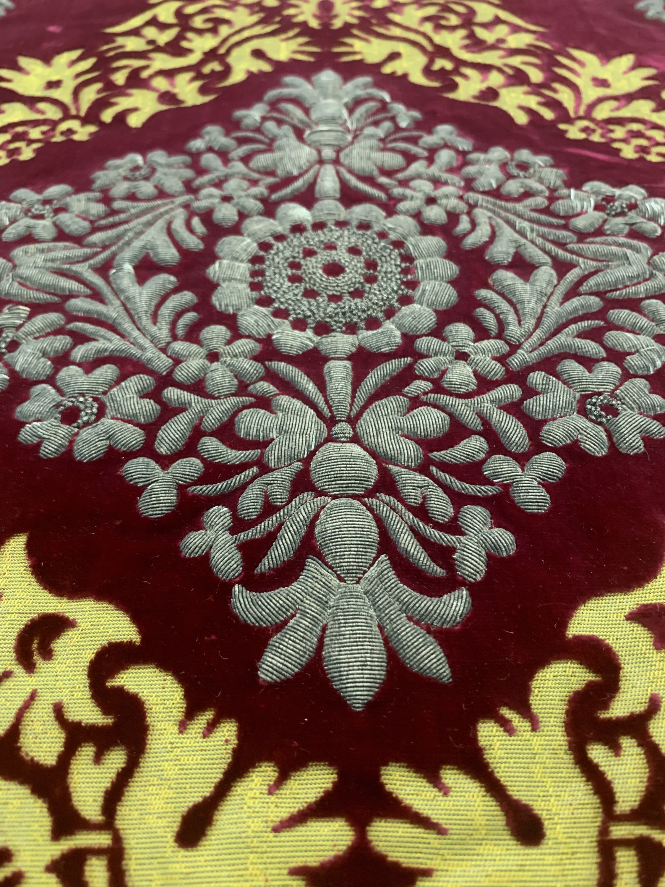 Detail e: Seiden Samt mit Mettalbrokat, Europa, Mitte19.Jhd, Metallstickerei auf Samt, ca. 100 x 60cm, EHZ: 2