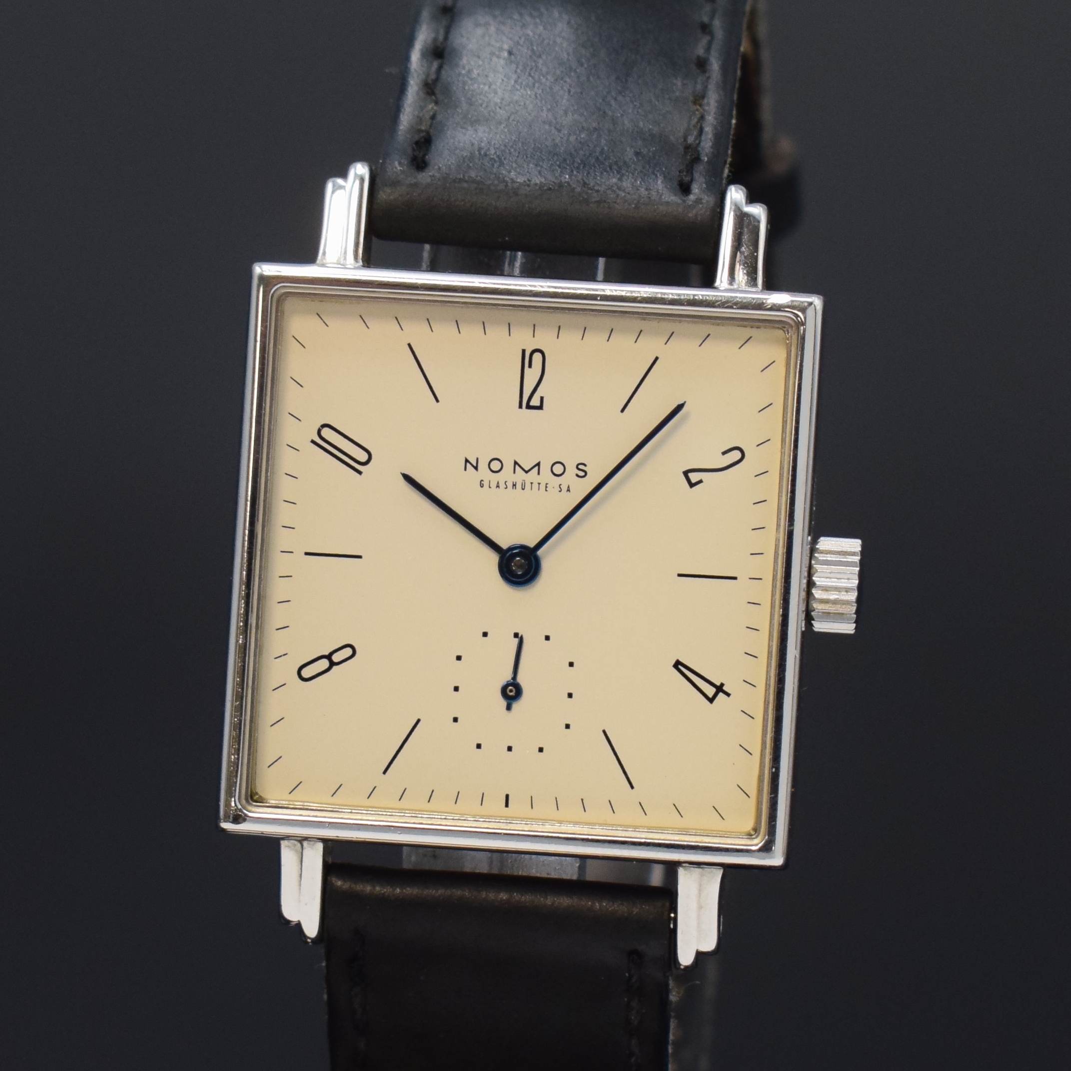Detail a: NOMOS auf 2000 Stück limitierte Armbanduhr Tetra Expo 2000, Deutschland 2000, Handaufzug, 2-teil. Edelstahlgeh. inkl. orig. Lederband (zu ern.) m. ...