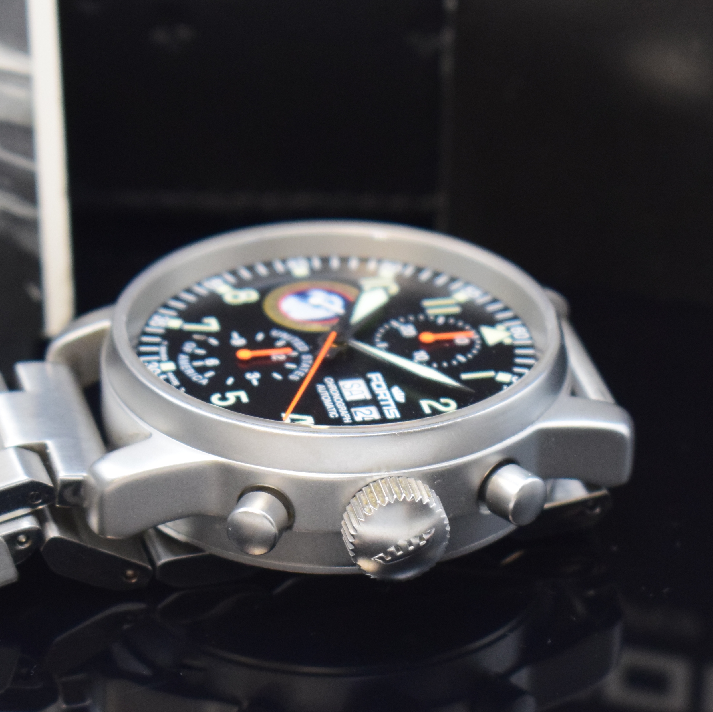 Detail b: FORTIS sehr seltener, auf 100 Stück limitierter Armbandchronograph Operation Enduring Freedom Referenz 597.10.141.1, Automatik, Schweiz um 2001, ...