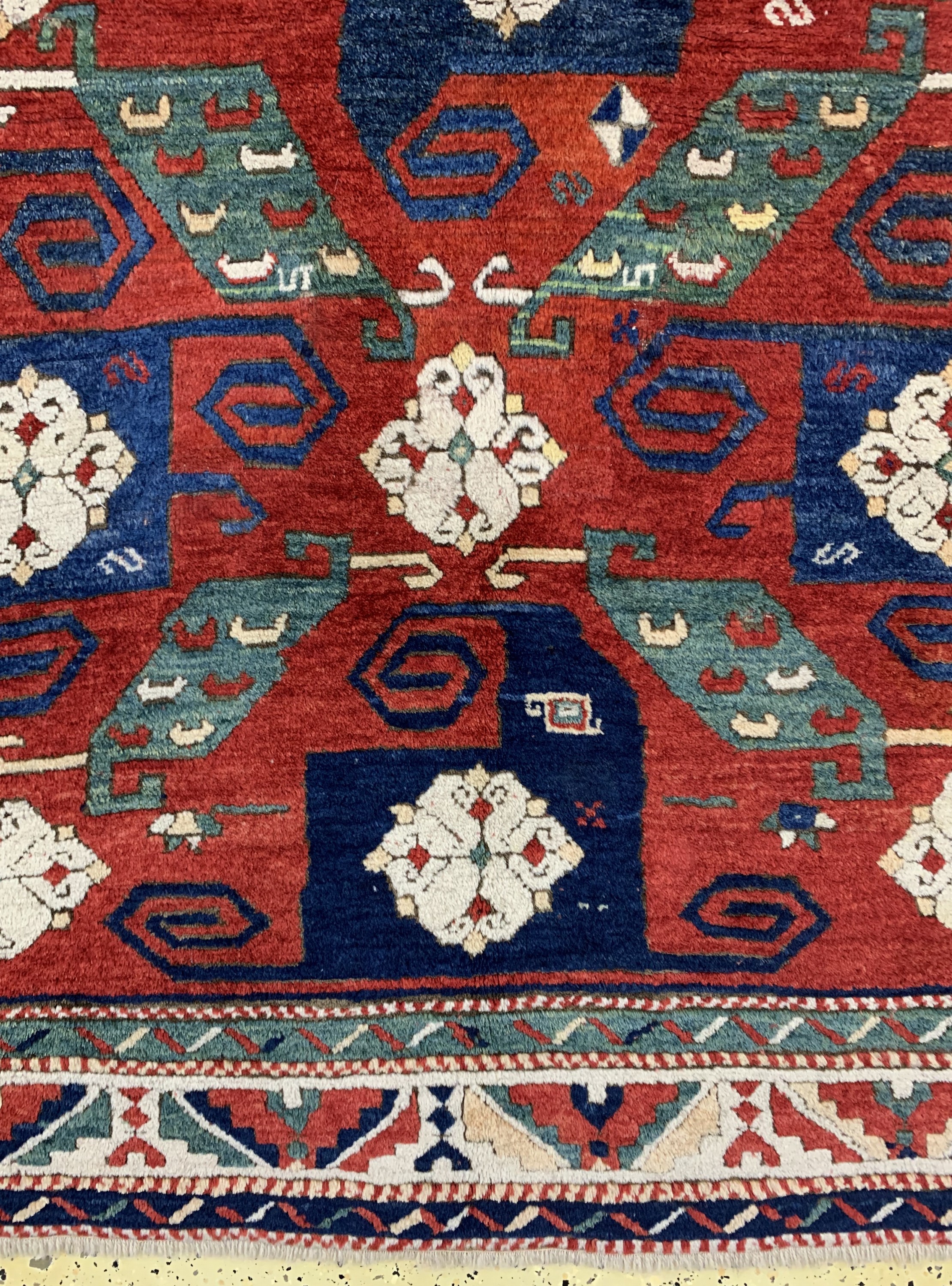 Detail b: "Pinwheel"kazak antik, (Swastika), Kaukasus, Mitte 19.Jhd, Wolle auf Wolle, ca. 230 x 170 cm, EHZ: 2, (kleine alte Restaurierungen).