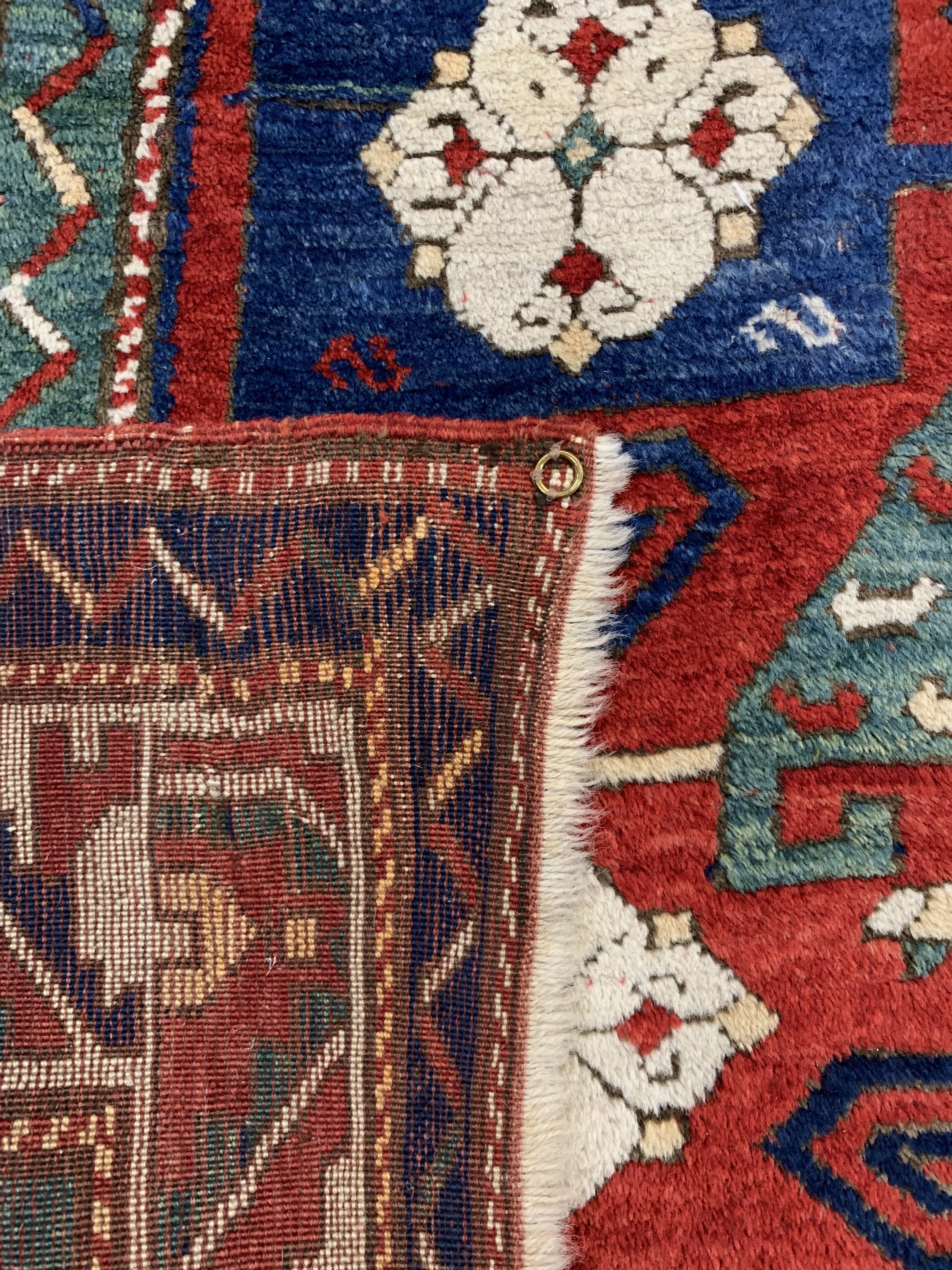 Detail h: "Pinwheel"kazak antik, (Swastika), Kaukasus, Mitte 19.Jhd, Wolle auf Wolle, ca. 230 x 170 cm, EHZ: 2, (kleine alte Restaurierungen).
