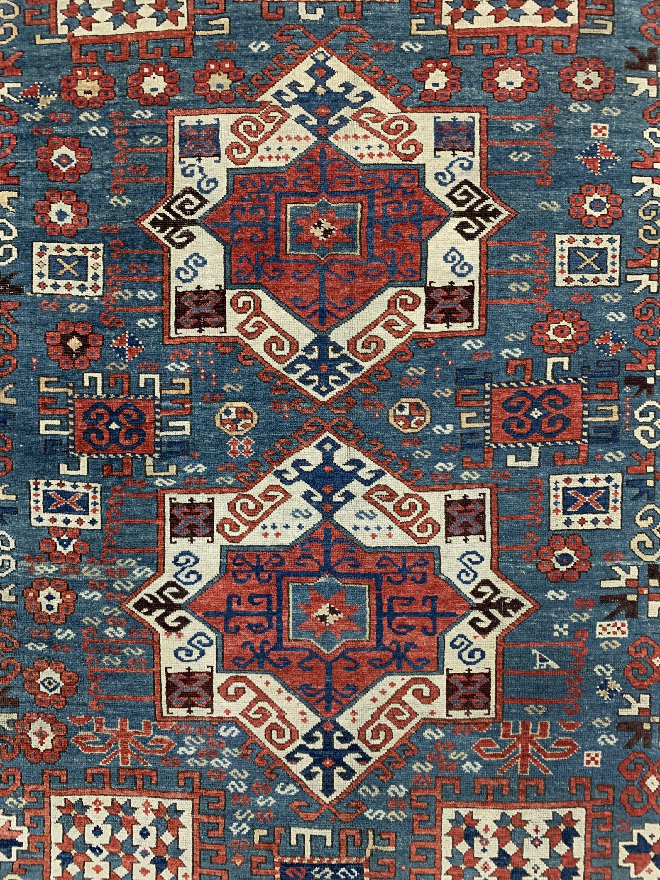 Detail c: "Karachoph"Kazak antik, Kaukasus, Ende 19.Jhd, Wolle auf Wolle, ca. 225 x 170 cm, EHZ: 2(kleine alte Restaurierungen).