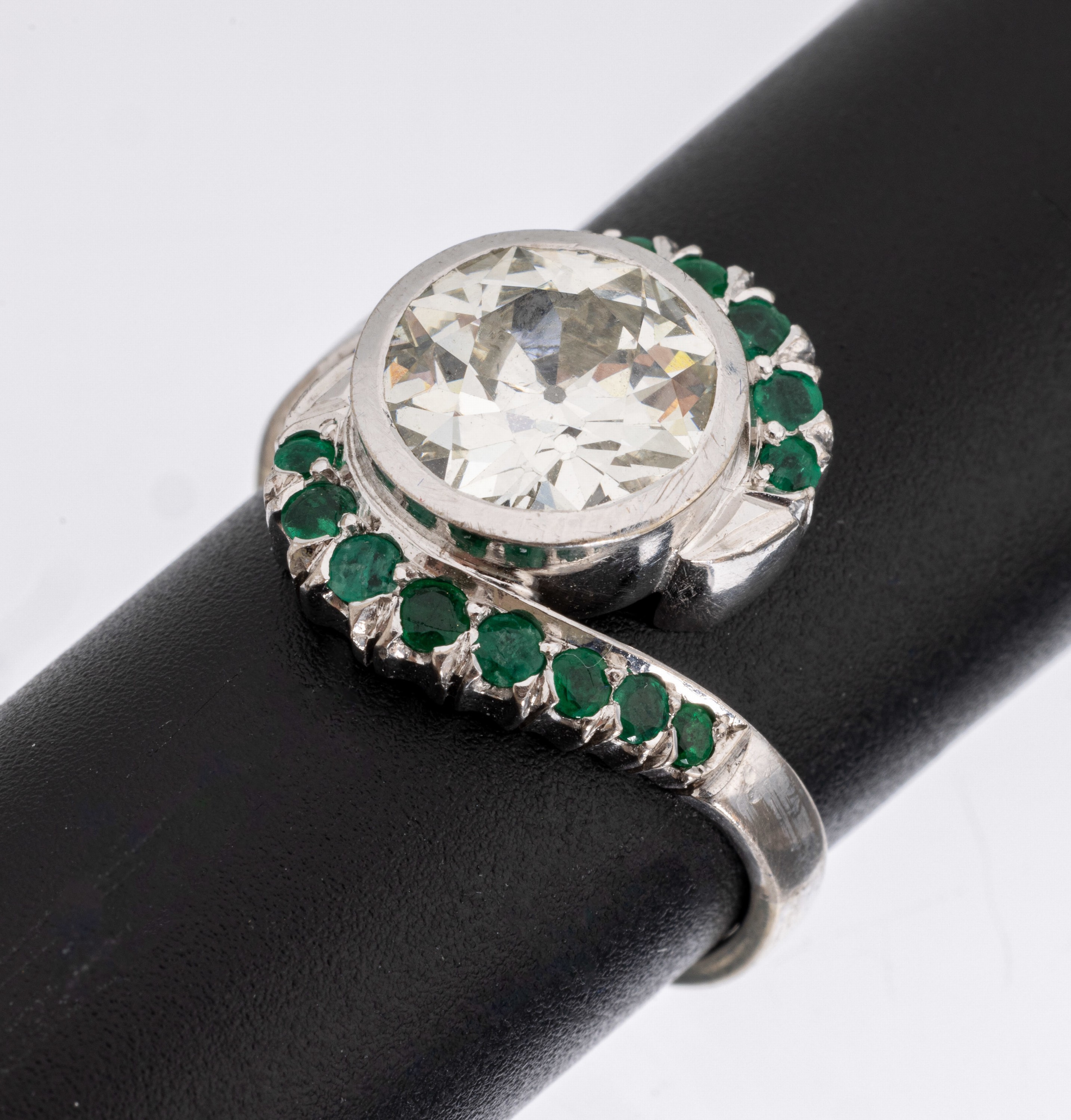 14 kt Gold Diamant-Smaragd-Ring, WG 585/000, Altschliffdiamant ca. 3.39 ct (grav.)light yellow/vs-si, 16 rundfacett. Smaragde zus. ca. 0.30 ct, ...