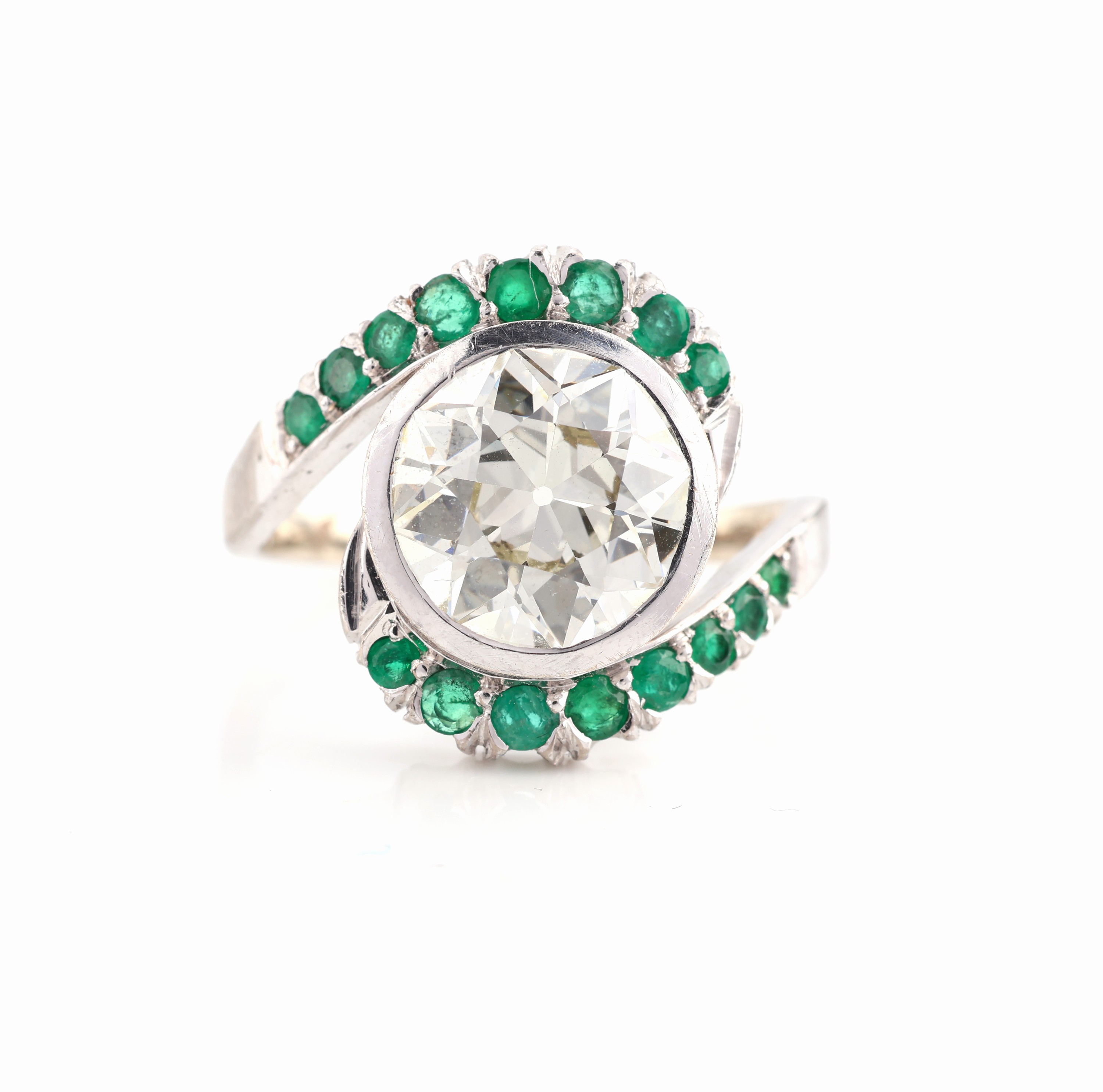 Detail a: 14 kt Gold Diamant-Smaragd-Ring, WG 585/000, Altschliffdiamant ca. 3.39 ct (grav.)light yellow/vs-si, 16 rundfacett. Smaragde zus. ca. 0.30 ct, ...