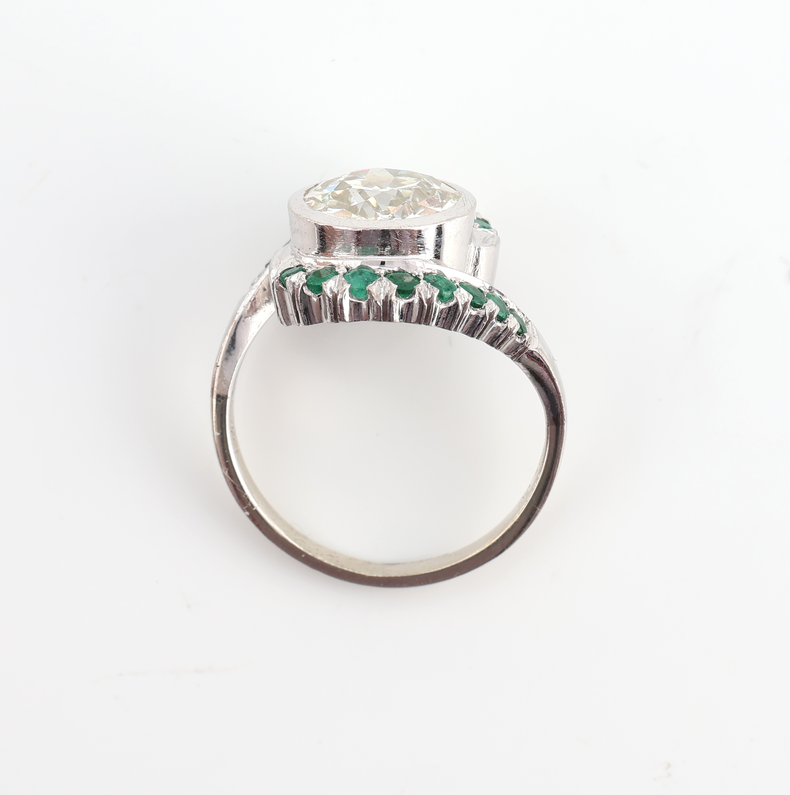 Detail b: 14 kt Gold Diamant-Smaragd-Ring, WG 585/000, Altschliffdiamant ca. 3.39 ct (grav.)light yellow/vs-si, 16 rundfacett. Smaragde zus. ca. 0.30 ct, ...
