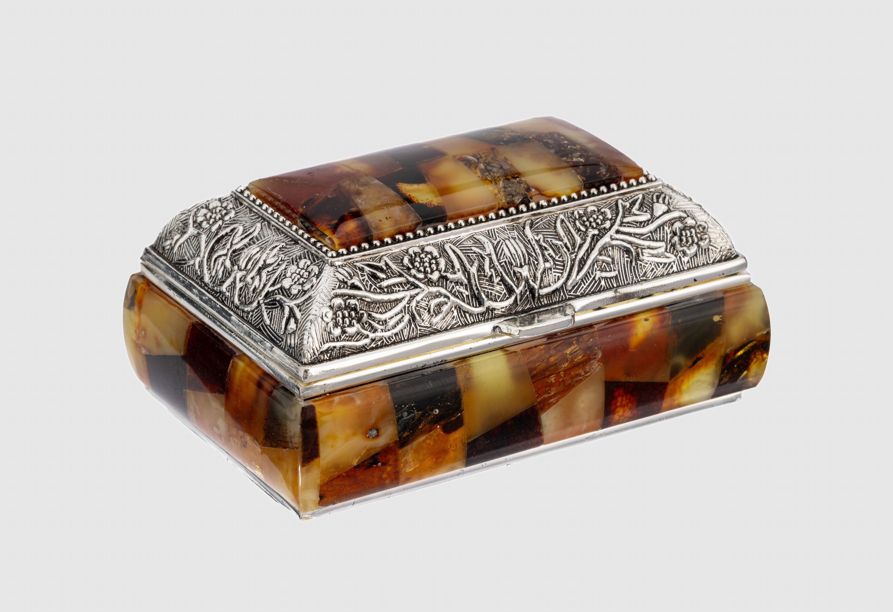 Bernstein-Schmuckschatulle, Metall versilbert, verkleidet mit baltischen Bernsteinen in versch. Grössen, Formen und Farben, ca. 10 x 6 x 5 cm