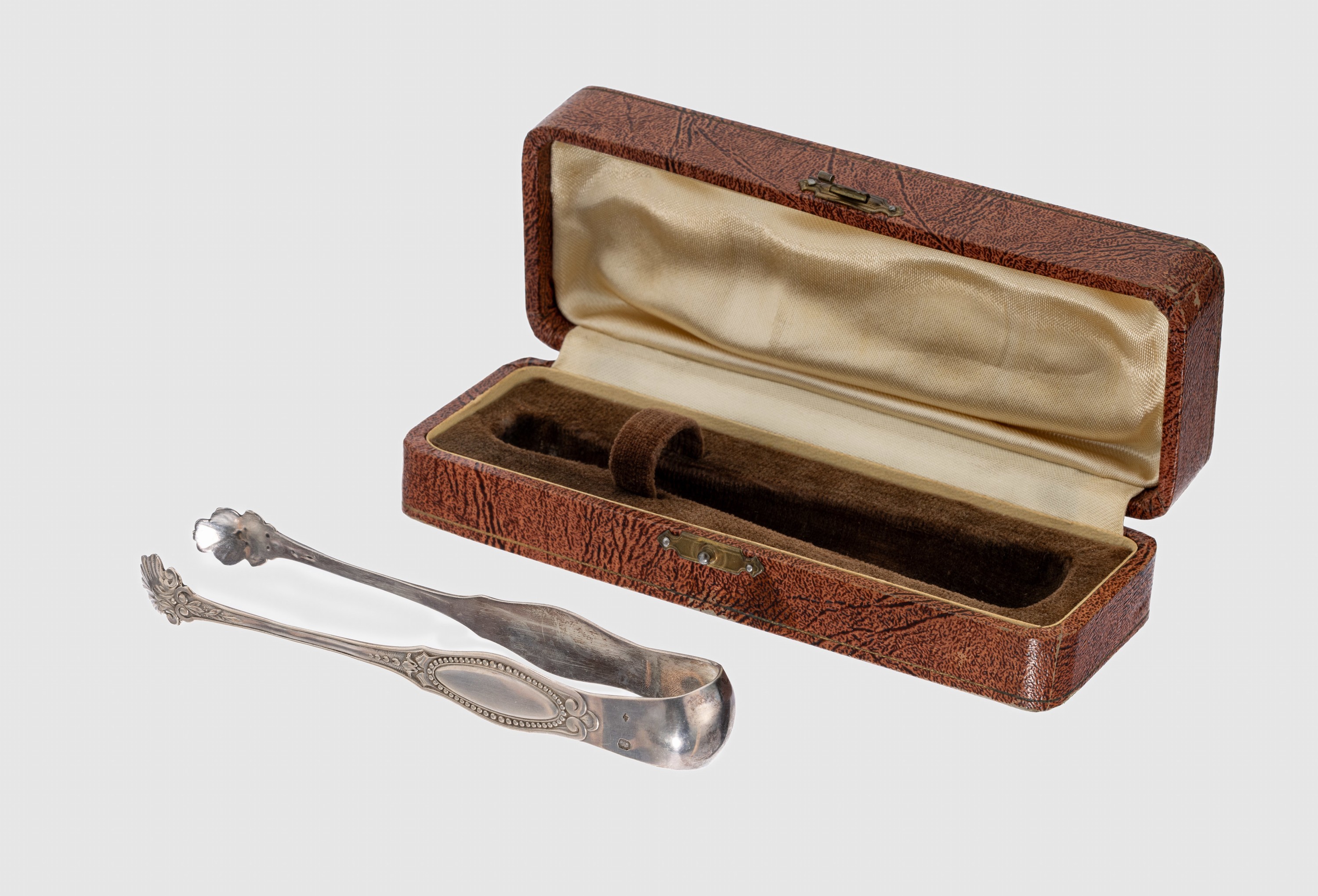 Zuckerzange, Frankreich um 1910, 950er Silber, Meistermarke in Raute wohl JC - ungedeutet, klassizistischer Dekor, Abschluss in Form von ...