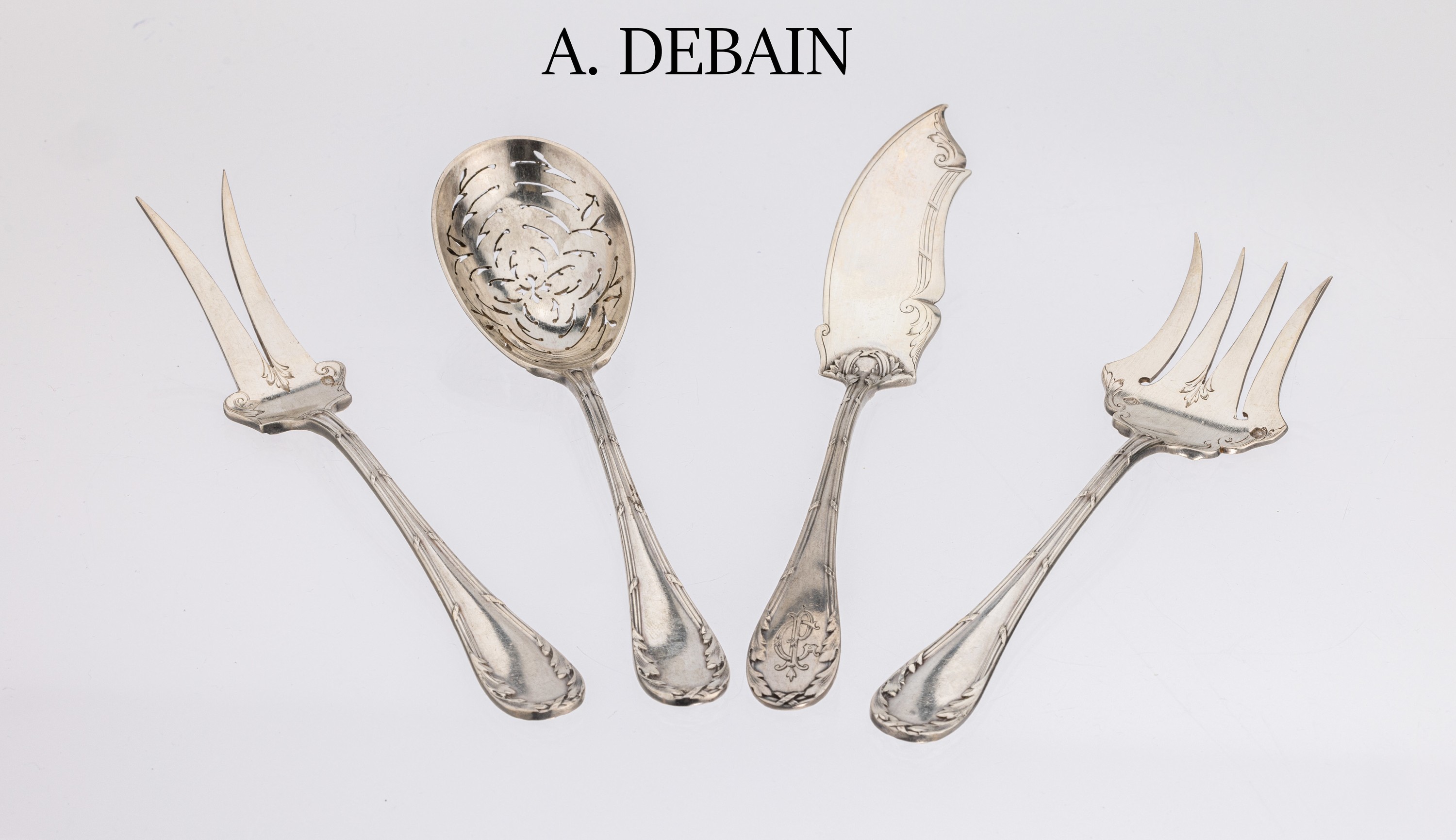 4-teiliges Petits-Fours-Vorlegebesteck, Frankreich um 1910, 950er Silber, Meistermarkein Raute A. DEBAIN, fein punziert, z.T. nach- gestochen, ...