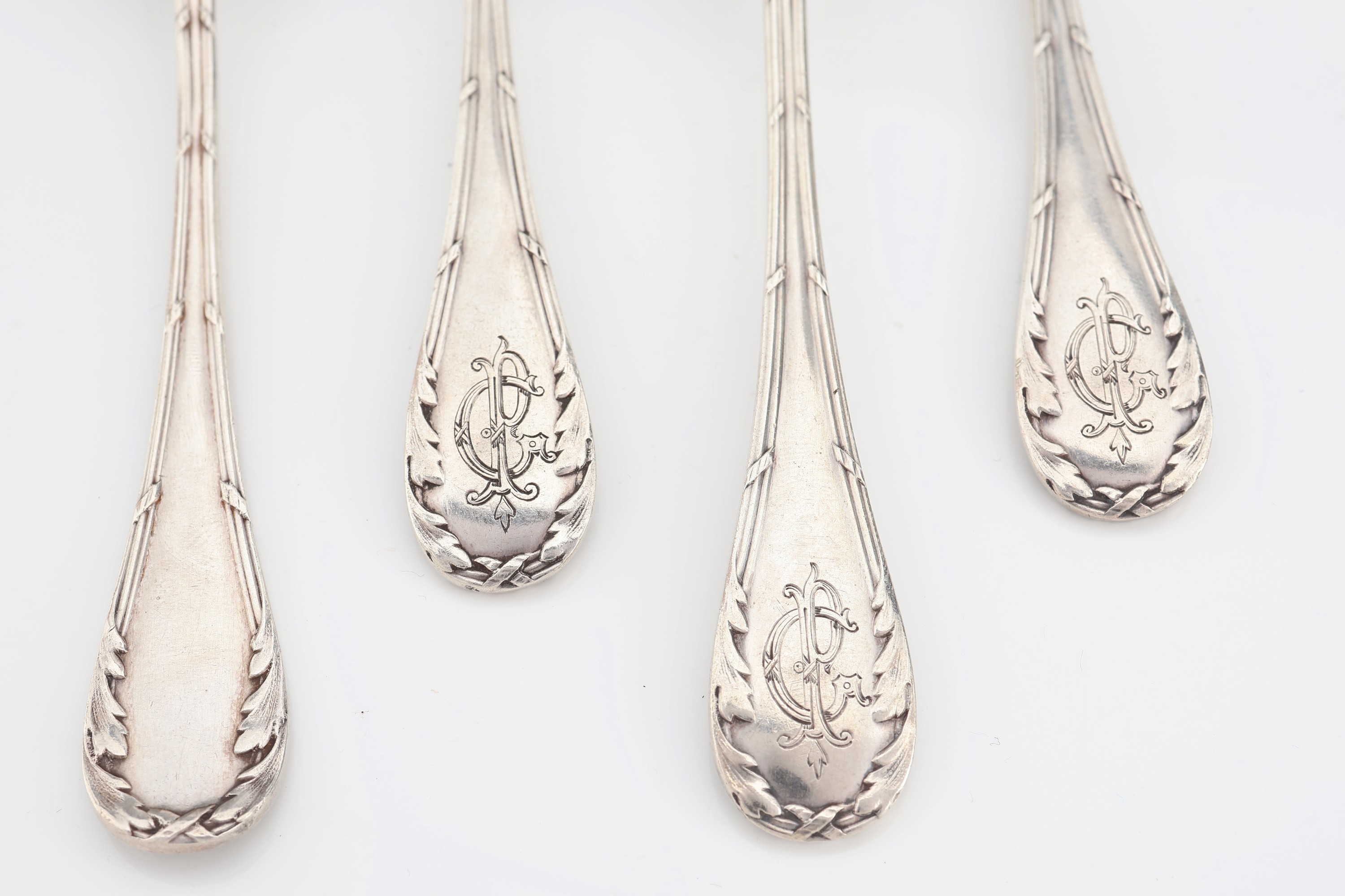 Detail a: 4-teiliges Petits-Fours-Vorlegebesteck, Frankreich um 1910, 950er Silber, Meistermarkein Raute A. DEBAIN, fein punziert, z.T. nach- gestochen, ...