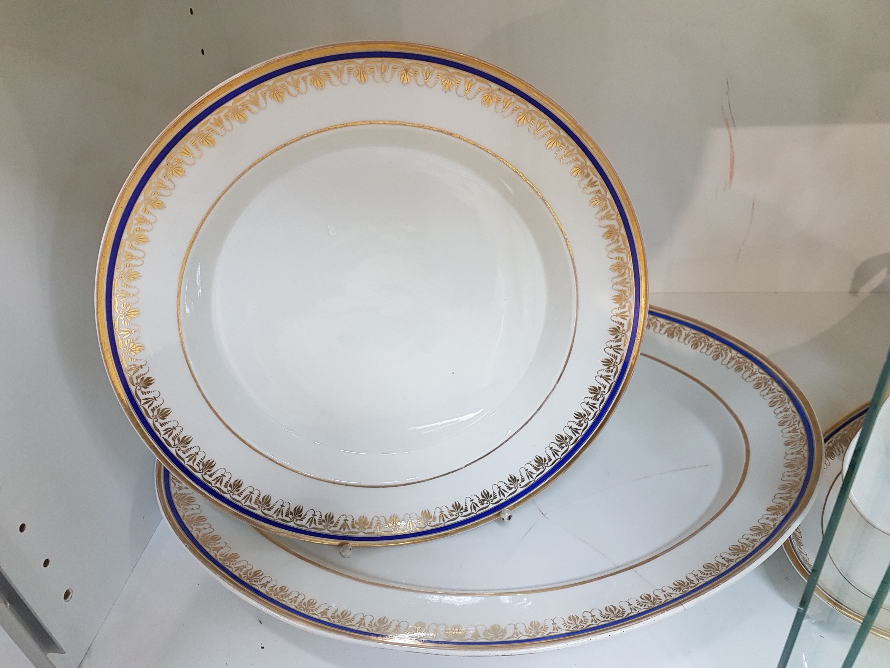 Detail a: Sauciere und zwei Platten, KPM, 1837-1870, Porzellan, Rand mit blauem Band und Goldfaden, Rankendekor in Gold, Sauciere mit Schwanenhenkel 1837-1844, ...