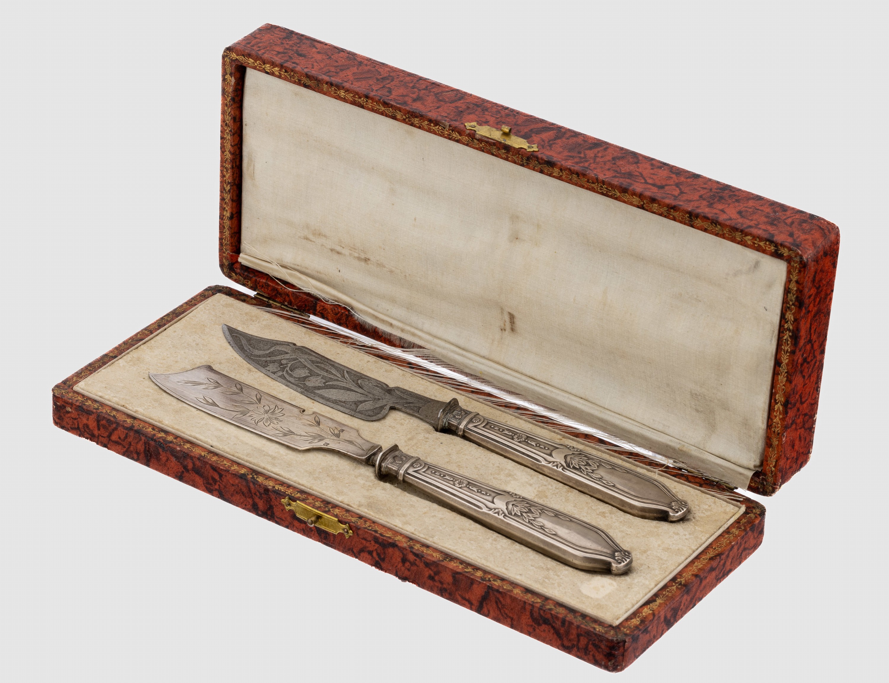Käse- und Buttermesser, Frankreich um 1900, Griffe 800er Silber, gefüllt, Meistermarke in Raute LB, Gebr.-Teile Metall, floral graviert, floraler ...