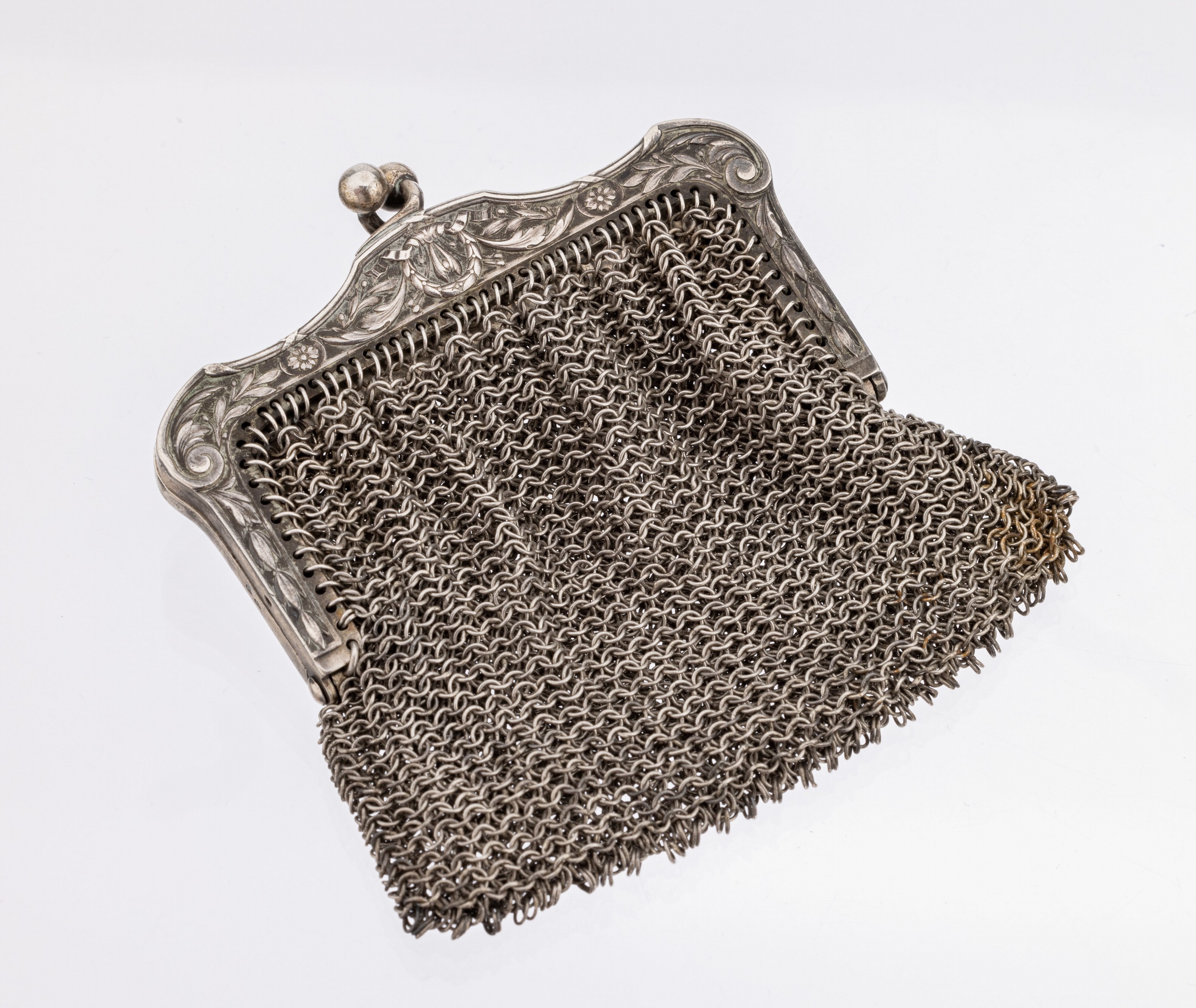 Goldtäschchen/Puppentäschchen, Frankreich um 1900, 800er Silber, Eberkopfpunzen, bez. Depose, schwere Ausführung mit Innentasche, Bügel mit ...