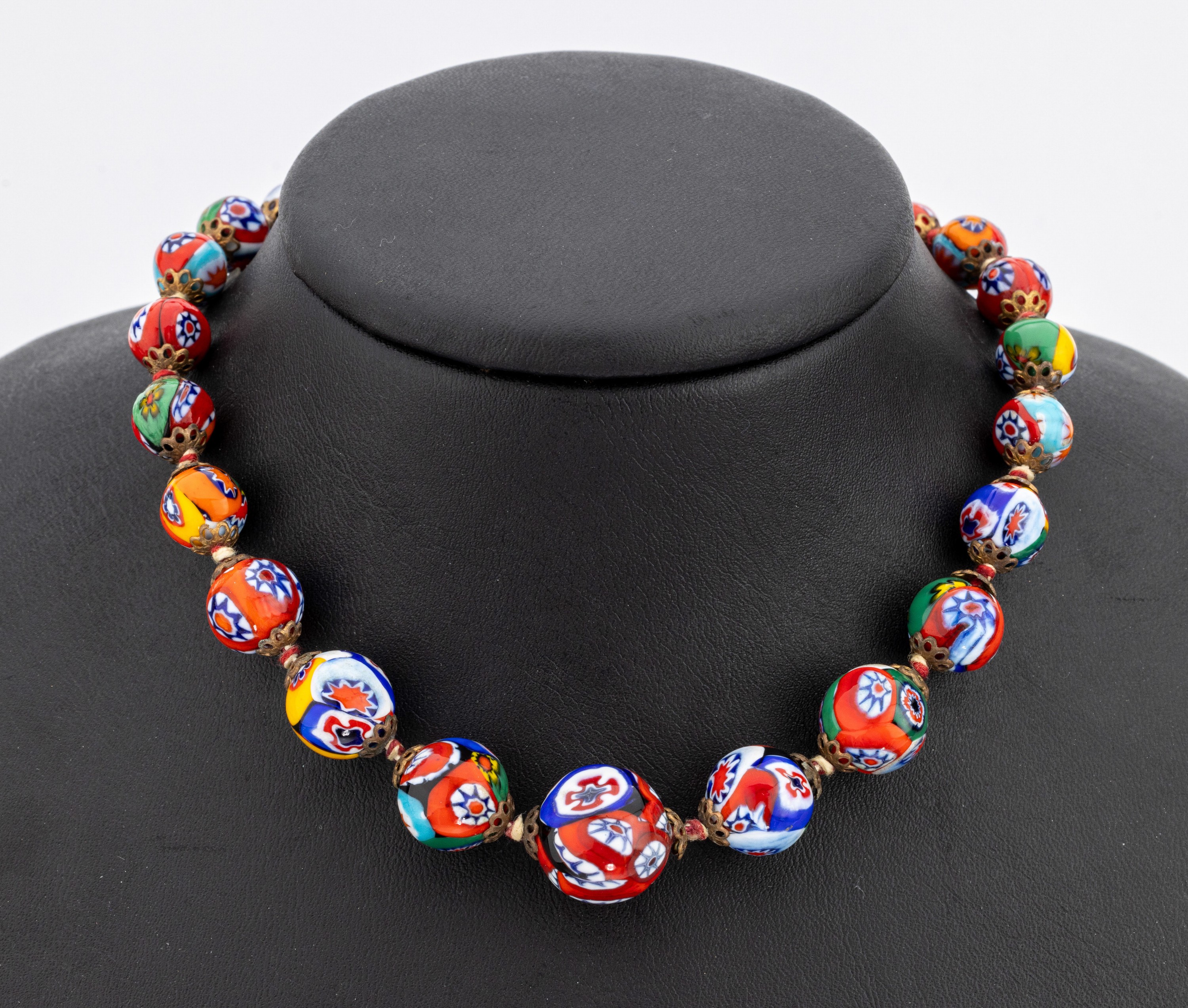 Kette aus Muranoglaskugeln, Italien um 1930, bunte Glaskugeln mit bunten Millifiori-Ein- schmelzungen, Durchm. ca. 15.0 - 8.3 mm ver- laufend, ...