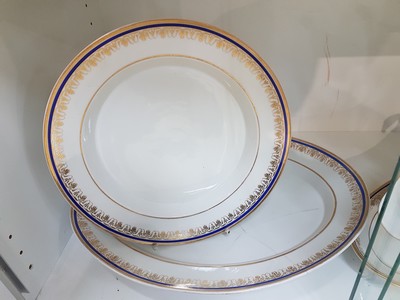 26828383a - Sauciere und zwei Platten, KPM, 1837-1870, Porzellan, Rand mit blauem Band und ...