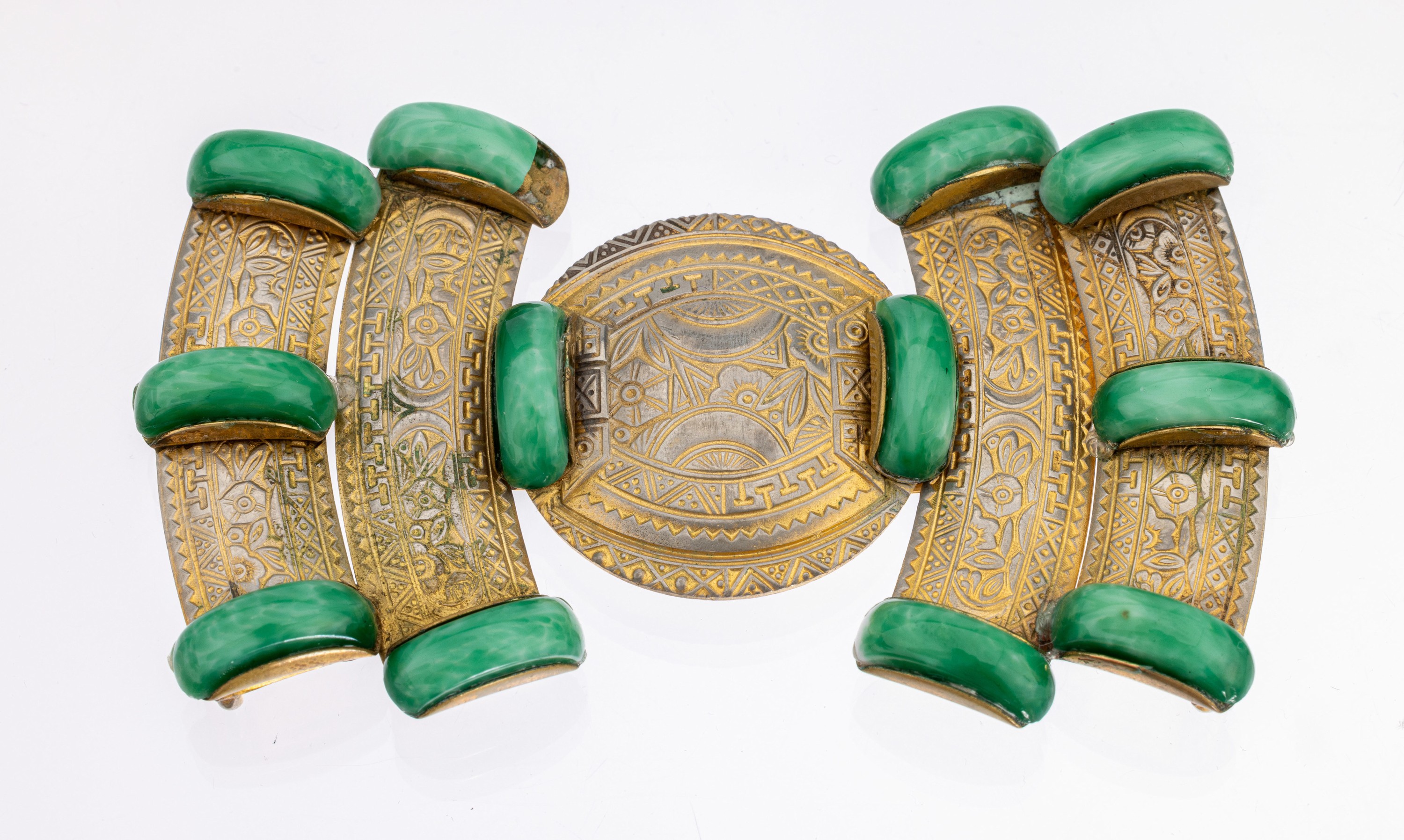 Gürtelschliesse, wohl Frankreich 1930er Jahre, Metall vergoldet, berieben, floraler Dekor geom., aufgelegte grüne Pate-de-Verre-Elemente(1 x ...